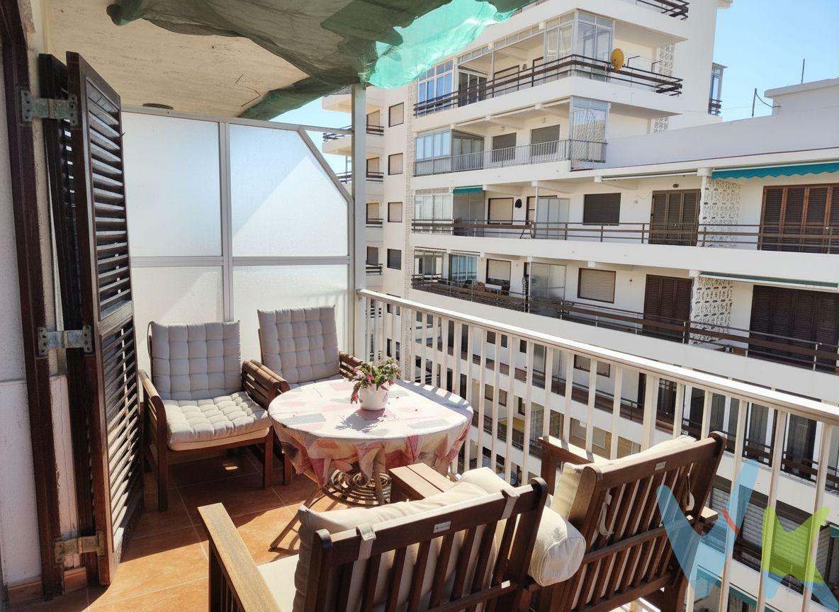 Si buscas la combinación perfecta entre la tranquilidad del mar y la comodidad absoluta, este piso es la joya que estabas esperando. Ubicado en la codiciada zona de Les Palmeres (Sueca), este exclusivo apartamento en última planta te ofrece un estilo de vida privilegiado a solo unos pasos del paseo marítimo. Características Destacadas:. Vistas al Mar desde tu propia Terraza: El espacio ideal para disfrutar de tus desayunos con la brisa marina o relajaros al atardecer. Distribución Moderna y Funcional: Cuenta con 2 habitaciones luminosas y 1 baño completo. Cocina Reformada junto al Comedor: Un concepto semiabierto que maximiza el espacio, la luz natural y la conexión social mientras cocinas. Edificio Actualizado: Olvídate de derramas. El patio ha sido reformado recientemente y cuenta con ascensor a cota cero. Comodidad Total: Olvídate de buscar aparcamiento en verano; el precio incluye plaza de garaje. Excelente Conectividad: Ubicación estratégica con acceso inmediato a la línea de autobús, ideal para moverte sin necesidad de coche. ¿Por qué es una oportunidad única?. Vivir en una última planta no solo te garantiza las mejores vistas, sino también una mayor privacidad, luminosidad y la ausencia de vecinos arriba. Ya sea como inversión, segunda residencia para tus veranos o para disfrutar del clima mediterráneo todo el año, esta vivienda lo tiene todo listo para entrar a vivir. ¡No dejes que se te escape! Propiedades con garaje, ascensor, reforma reciente y vistas al mar en esta zona vuelan. Contacta hoy mismo para agendar una visita y venir a descubrir tu próximo hogar frente al mar. VENTA:. PVP 150.000€. Gastos e impuestos no incluidos en el precio. La compra conlleva impuestos y gastos de formalización para el comprador. A título orientativo se informa que en segundas transmisiones el ITP con carácter general en Valencia es del 10%, pudiendo existir otros tipos impositivos atendiendo a las circunstancias personales del comprador u otras circunstancias previstas legalmente. Base imponible del impuesto el mayor valor entre el precio de compraventa, la tasación o el valor de referencia catastral. En cuanto a los gastos de notaría y registro, en su caso, suelen oscilar aprox. entre 1,5% y 2,5% (aranceles variables según precio, n.º de copias y complejidad). El comprador elige notario. Si el comprador precisase de hipoteca: tasación, condiciones y costes bancarios serán según entidad elegida por el comprador, así como los gastos de gestoría, y cualesquiera otros gastos inherentes a la formalización de la compraventa que legalmente correspondan a la parte compradora, salvo pacto expreso en contrario con el vendedor. El consumidor tiene, conforme a la normativa vigente, a su disposición información y documentación adicional relativa al inmueble y condiciones de la compraventa, que podrá ser consultada en C/Joaquín Costa 4, bajo 46005 Valencia o urbe2@remax.es. Honorarios de mediación inmobiliaria a cargo del COMPRADOR: (3% del precio final de venta más IVA (21%), salvo otro pacto.); y de VENDEDOR (según acuerdo con el mismo). Se informa al consumidor que la agencia actúa como intermediaria inmobiliaria en la operación, estando cualquier eventual compraventa y sus condiciones sujeta a la aceptación expresa del propietario-vendedor y a la posterior formalización del correspondiente contrato.