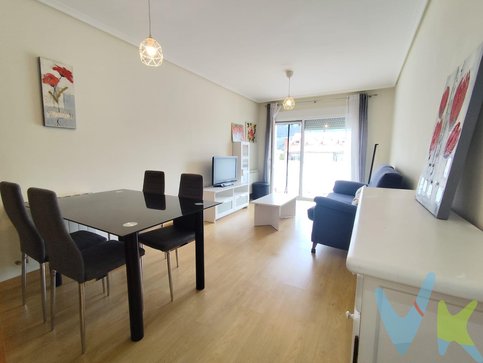 En La Cueva, a tan solo 5 minutos de Saron y a 20 minutos de Torrelavega, se presenta este amplio y luminoso dúplex que destaca por sus dos terrazas ideales para disfrutar del sol. Se encuentra en la primera planta del edificio y se distribuye en planta baja, cuenta con un acogedor salón-comedor dotado de terraza privada, una cocina independiente también con acceso a otra pequeña terraza, un dormitorio cómodo y un baño completo. En la primera planta encontramos otros dos dormitorios espaciosos junto con otro baño completo. . Esta atractiva urbanización ofrece además parque infantil y amplias zonas verdes perfectas para el esparcimiento familiar. Incluye plaza de garaje situada en el mismo edificio lo que añade comodidad al día a día. Se ubica en una zona muy tranquila pero excelentemente comunicada tanto por carretera como autovía, facilitando los desplazamientos hacia ciudades cercanas sin complicaciones. No pierdas esta oportunidad única; llámanos hoy mismo para concertar tu visita! . Recuerda que los impuestos asociados así como gastos notariales o registrales no están incluidos en el precio.