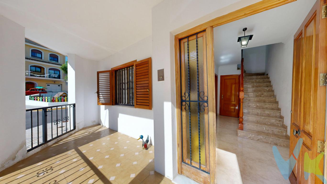 INCREÍBLE CASA CON GARAJE EN BENICULL DE XÚQUER.Casa completamente lista para coger las maletas y entrar a vivir en ella. Destaca por su gran amplitud y luminosidad ya que se trata de una vivienda en esquina con 2 fachadas.Está distribuida en tres plantas. La planta baja cuenta tanto con 2 entradas de garaje, con capacidad para varios coches, como de entrada peatonal, ambas independientes. A la vivienda se accede a través de una agradable  terraza que da paso a un recibidor. En esta planta baja contamos con una habitación en planta, baño completo y garaje con capacidad para varios coches.En la primera planta se ubica la zona principal de la vivienda. Desde el recibido de planta baja accedemos mediante escaleras a la primera planta destinada a la zona de día distribuida en salón-comedor con balcón, cocina con zona para comer y galería, y baño completo.Siguiendo la distribución accedemos a la última planta donde encontramos la zona de noche con un total de 4 habitaciones y 1 baño completo. Destaca que 3 de las habitaciones cuenta con balcón independiente. Si te interesa, esta es tu oportunidad de entrar a vivir en una increíble casa sin necesidad de hacer NADA. ¡Llámanos!MBI ABASTOS está inscrita en el Registro de Agentes de Intermediación Inmobiliaria de la Comunidad Valenciana RAICV 1525.La descripción del presente inmueble e imágenes tienen mero carácter informativo y en ningún caso carácter contractual, pudiendo ser modificados por la agencia inmobiliaria sin que ello implique responsabilidad alguna frente a terceros. No incluidos en el precio impuestos, gastos de notaría, registro ni honorarios de la agencia. Esta propiedad se pone a la venta con toda la documentación comprobada y en regla, por lo que ofrecemos GARANTIAS a los compradores.Por mandato expreso del propietario comercializamos este inmueble mediante contrato de multiexclusiva, por el cual numerosas agencias colaboradoras, nacionales e internacionales, ofrecen esta vivienda a sus potenciales compradores, todo ello garantizando un servicio de calidad, un trato fácil, sencillo y sin interferencias de terceros. Por este motivo, se ruega no molestar al propietario, a los ocupantes de la propiedad, a los vecinos o conserjes del edificio o urbanización si los hubiera. Muchas gracias por su comprensión.