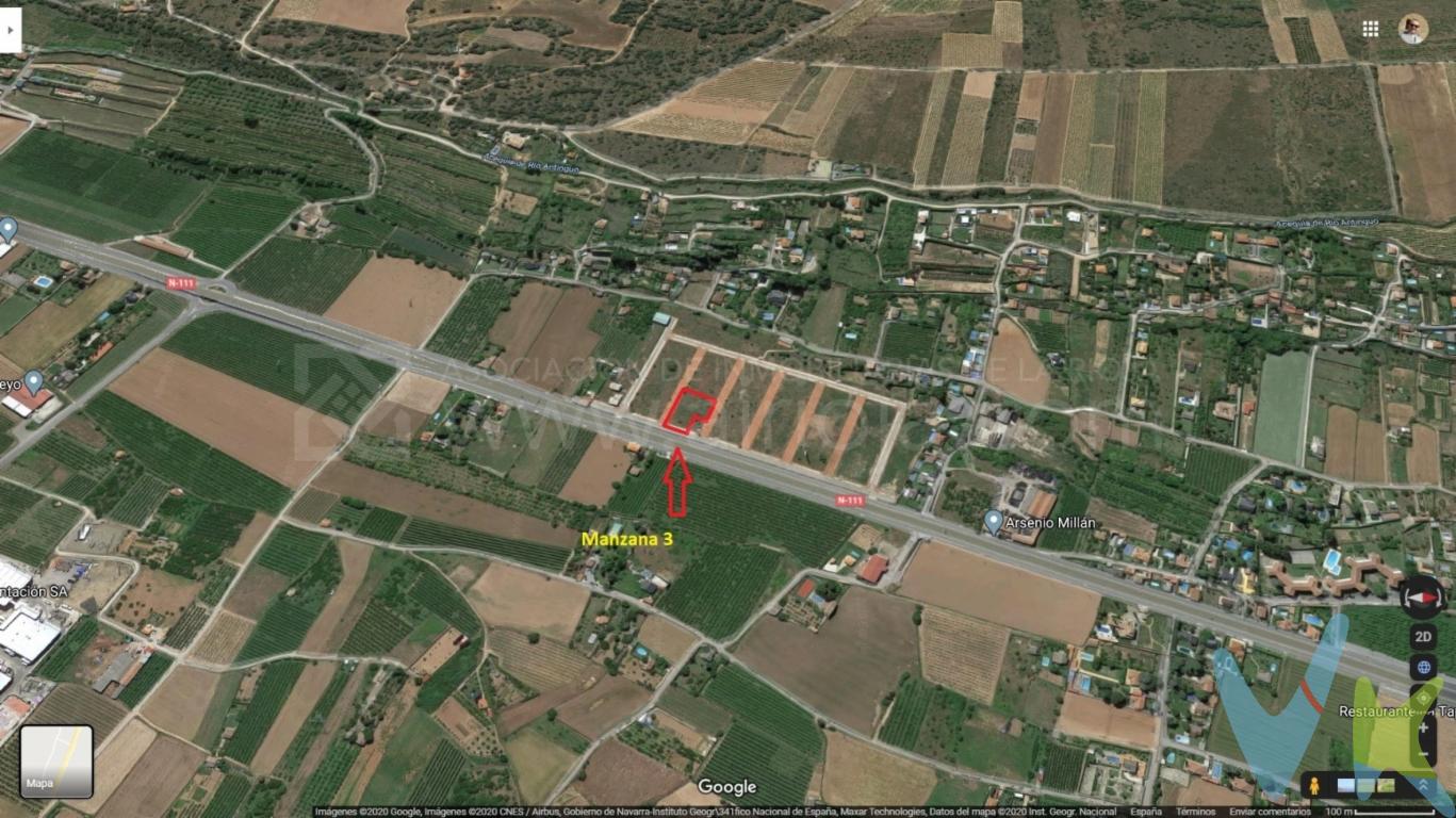 Parcela de terreno suelo M3 P14 urbana residencial con acometidas en Carretera Soria a Logroño311 metros de parcela con 167 de edificabilidad residencial.Todos los servicios en la parcela; luz, agua, comunicaciones y saneamiento.A 10 Kilómetros de LogroñoEntorno consolidado con más viviendas unifamiliares.Ubicada en Albelda de Iregua, La Rioja.Se vende añadiendo IVA del 21%La Chimenea de Vistalegre, es un plan parcial con superficie de 74.500 m², situado en el Punto Kilométrico PK-321 Carretera Nacional-111. Calificado como suelo urbano, término municipal de Albelda de Iregua, situada a 14 Km. de Logroño. Urbanización residencial, en un entorno natural incomparable, con excelentes vistas, amplias zonas verdes de cuidada vegetación (9.484 m²). Un enclave privilegiado y bien comunicado mediante autovía. Entre los campos de golf de Sojuela y Logroño. Situado a 10 minutos en coche del casco urbano de Logroño y a tan solo 6 Km. del enlace de la autopista A-68. La Chimenea de Vistalegre se compone de 108 parcelas de diversas superficies con una superficie media de 308 m². Servicios y equipamiento a pie de parcela: agua de red, electricidad, gas, saneamiento y alcantarillado, así como telecomunicaciones. Plan Parcial completamente urbanizado, con infraestructuras y servicios de alta calidad, acordes a las necesidades actuales de hoy en día, necesarias para construir una vivienda residencial con todo tipo de garantías. Parcelas completamente individuales sin gastos de comunidad. Las normas urbanísticas que rigen la construcción de viviendas son las recogidas en el Plan Parcial, entre las que destacamos: Número máximo de plantas: Baja + 1 (no computa el sótano) Altura máxima: 6 metros Retranqueo perimetral: 2 metros (respecto de todas las fachadas o límites de la parcela) Vuelo máximo: 0,5 metros (sobre todas las fachadas) Fondo edificable: Libre, pudiendo edificarse en cualquier punto de la parcela, respetando siempre el retranqueo de los 2 metros del límite de la parcela. Unidades en venta en estos momentos: Manzana 3 Parcela 16 Superficie parcela: 308,10 m² Edificabilidad: 165,46 m² techo Manzana 3 Parcela 12, 8, 14 Superficie parcela: 311,75 m² Edificabilidad: 167,42 m² techo.