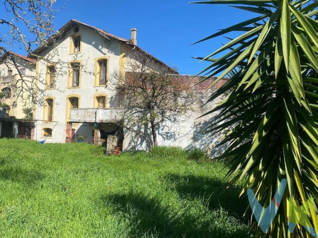 En pleno centro de Torrelavega, donde todo está a un paso, se alza esta imponente casona de estilo indiano, una propiedad única que enamora desde el primer vistazo. Su presencia imponente, su aire señorial y ese encanto que solo tienen las construcciones con historia hacen que uno se detenga a mirarla y a imaginar todo lo que podría llegar a ser.La vivienda requiere una reforma integral, pero precisamente ahí reside su mayor atractivo: es una oportunidad excepcional para crear un proyecto único, ya sea como residencia privada de ensueño o como inversión con múltiples posibilidades. De los 522m2 totales, disponemos de 121m2 en la planta sótano, 133m2 tanto en la primera como segunda planta y 122m2 en la tercera planta abuhardillada.Su estructura, su amplitud y su ubicación permiten plantear usos tan sugerentes como:   Hotel boutique con encanto, aprovechando su estética indiana y su jardín como un oasis para huéspedes.    Residencia para la tercera edad, íntima, acogedora y perfectamente situada.    Centro profesional o sanitario, con un entorno accesible y privilegiado.    Espacio cultural, educativo o de coworking, donde la arquitectura tradicional conviva con nuevas ideas.  Y como joya final, su amplio jardín, de 1.611 m2, orientado al sur, un auténtico lujo en pleno casco urbano. Un espacio soleado y tranquilo que invita a disfrutar de momentos inolvidables, ya sea como zona privada de descanso o como parte esencial del proyecto que decidas desarrollar. Definitivamente, esta propiedad no es una más. Es una oportunidad para quienes buscan algo especial, para quienes saben reconocer el potencial de un lugar con alma y desean convertirlo en un espacio extraordinario. Ven a descubrirla y déjate inspirar por todo lo que podría llegar a ser.No incluidos gastos de gestión al comprador del 1% + IVAGastos e Impuestos no incluidos en el precio. Compra sujeta a ITP. El comprador se hará cargo de los costes de la escritura e inscripción en el Registro de la Propiedad.Más información sobre transparencia, impuestos, gastos y condiciones de compraventa en nuestra web www.activanorte.com 