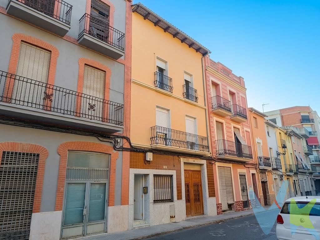 Oportunidad en el corazón de Carcaixent: piso reformado a estrenar con terraza. Ubicada a pocos pasos del centro neurálgico de la ciudad, esta vivienda en planta segunda destaca por su excepcional luminosidad, excelente ventilación cruzada y una reforma reciente que la deja prácticamente a estrenar. Se encuentra en un edificio señorial y tranquilo de sólo dos vecinos con una escalera comunitaria en perfecto estado de conservación. Características principales de la vivienda:. Espacio y distribución: Dispone de una superficie construida de 118 m² (113 m² útiles) distribuidos de manera eficiente en un vestíbulo de entrada, tres dormitorios muy luminosos y un cuarto de baño completo. Zona de día: Cuenta con una cocina independiente equipada y un gran salón-comedor muy soleado con salida directa a una agradable terraza privada. Acabados y confort: Equipada con aire acondicionado por sistema de split (bomba de frío-calor), ventanas de aluminio con doble acristalamiento tipo Climalit y suelos cerámicos de alta resistencia. Un entorno residencial idílico y perfectamente conectado:. La vivienda disfruta de una ubicación estratégica ideal para el día a día, rodeada de colegios de gran prestigio (públicos, privados y concertados), parques, zonas ajardinadas, notaría, farmacias, tiendas de proximidad y opciones de ocio. Carcaixent destaca por ser una. ciudad muy tranquila y segura, famosa por albergar un importante centro comercial con las mejores firmas de moda que atrae a visitantes. de toda la comarca. Las conexiones de transporte son excelentes: la línea de tren comunica de forma directa con Valencia en solo 35-40min, ofreciendo una cómoda frecuencia de paso de 20min en horas punta. Asimismo, goza de rápidos accesos por carretera, cercanía a zonas de playa y un entorno natural privilegiado idóneo para el senderismo. Los amantes del deporte encontrarán a su disposición magníficas instalaciones municipales como piscina cubierta, polideportivo y pabellones de baloncesto y fútbol sala. Una propiedad impecable, confortable y con una localización inmejorable a un precio altamente competitivo. Contacte con nosotros para agendar su visita. VENTA:. PVP 119.999€. Gastos e impuestos no incluidos en el precio. La compra conlleva impuestos y gastos de formalización para el comprador. A título orientativo se informa que en segundas transmisiones el ITP con carácter general en Valencia es del 9%, pudiendo existir otros tipos impositivos atendiendo a las circunstancias personales del comprador u otras circunstancias previstas legalmente. Base imponible del impuesto el mayor valor entre el precio de compraventa, la tasación o el valor de referencia catastral. En cuanto a los gastos de notaría y registro, en su caso, suelen oscilar aprox. entre 1,5% y 2,5% (aranceles variables según precio, n.º de copias y complejidad). El comprador elige notario. Si el comprador precisase de hipoteca: tasación, condiciones y costes bancarios serán según entidad elegida por el comprador, así como los gastos de gestoría, y cualesquiera otros gastos inherentes a la formalización de la compraventa que legalmente correspondan a la parte compradora, salvo pacto expreso en contrario con el vendedor. El consumidor tiene, conforme a la normativa vigente, a su disposición información y documentación adicional relativa al inmueble y condiciones de la compraventa, que podrá ser consultada en C/Joaquín Costa 4, bajo 46005 Valencia o urbe2@remax.es. Honorarios de mediación inmobiliaria a cargo del COMPRADOR: (3% del precio final de venta más IVA (21%), salvo otro pacto.); y de VENDEDOR (según acuerdo con el mismo). Se informa al consumidor que la agencia actúa como intermediaria inmobiliaria en la operación, estando cualquier eventual compraventa y sus condiciones sujeta a la aceptación expresa del propietario-vendedor y a la posterior formalización del correspondiente contrato.