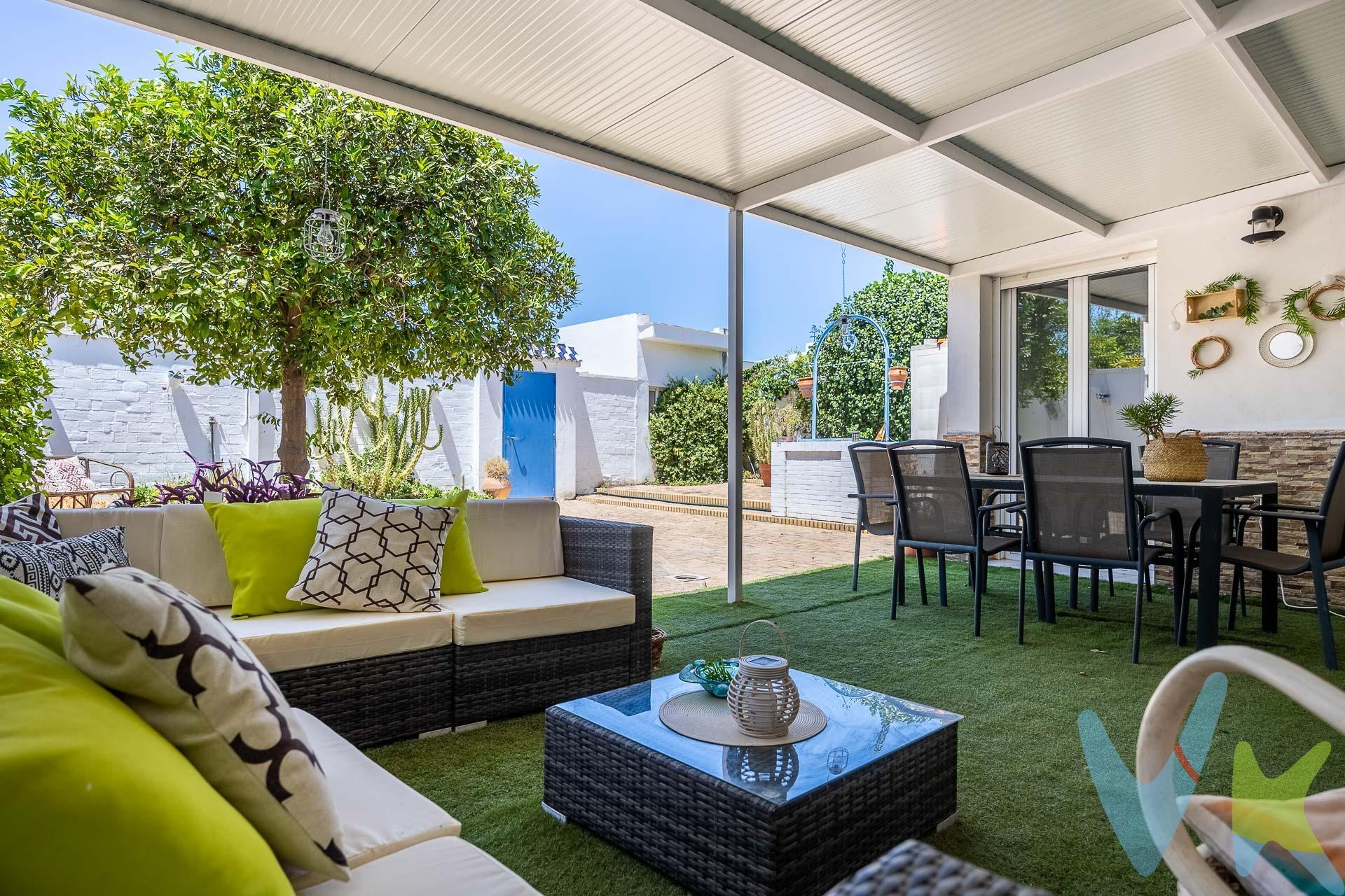 Disponible a la venta esta singular casa con mucho encanto, en el centro de Mairena del Aljarafe, a un paso de todo tipo de comercios, etc y próxima a la estación de metro y centro comercial Metromar. La casa tiene 202 m2 construidos, en parcela de 245 m2, en dos niveles, y reformada recientemente :. PLANTA BAJA. La planta baja está habilitada para personas con movilidad reducida con ancho especial de puertas y rampa en desnivel del salón. - Hall de entrada con tabique de separación con la cocina con gran ventanal. - Aseo con puerta de paso rústica de madera maciza corredera, con lavabo sobre mueble. - Gran cocina - office de 20 m2 amueblada con gran capacidad de almacenaje, y equipada con campana extractora, placa vitrocerámica, horno y microondas. Dispone de dos ventanales con vistas a la calle. - El salón comedor de 35 m2 es el alma de la casa, dispone de dos ambientes a distinto nivel. El primer ambiente utilizado actualmente como comedor destaca por la gran altura del techo inclinado con vigas de madera, con 5.20 mt de altura en la parte más alta y 3.80 mt de altura en la parte más baja, lo que le da calidez y carácter a la casa. El segundo ambiente al que se accede por una pequeña rampa se utiliza actualmente como salón y dispone de chimenea de pellet, además dispone de split frio - calor. Este segundo ambiente dispone de tres grandes ventanales con unas bonitas vistas al patio. - Gran dormitorio principal en suite de 36 m2, el cual dispone de:.   * Baño con mueble con doble lavabo, gran placa ducha de obra a ras de suelo con mampara de cristal.   * Vestidor con barras y baldas de almacenaje.   * Dormitorio con split frío - calor con 3 ventanas con contraventanas con vistas a patio y puerta balconera con salida a patio. - Patio de 125 m2 enlosado con baldosa rústica, con porche cubierto de 25 m2 realizado en estructura metálica con paneles sandwich. El patio dispone de pozo legalizado en uso con motor bomba nuevo comprado en este año. En el patio se encuentra instalado el termo eléctrico de 80 litros de capacidad para el abastecimiento del agua caliente . PLANTA ALTA. La cual se accede por una bonita escalera con peldaños de mármol blanco. Toda la planta alta dispone de techo inclinado con vigas de madera con una altura en la parte más alta de 3.85 mt y una altura en la parte más baja de 2.64 mt.  . - Estancia diáfana utilizado como despacho con puerta balconera con vistas a la calle . - Pequeño distribuidor. - Baño con mueble con lavabo encastrado y placa ducha con mampara. El baño dispone de 2 ventanas con vistas a la calle. - Dos dormitorios conectados entre sí con split frío - calor y puerta balconera con vistas a la calle. Cabe destacar las buenas calidades de la casa: solería de tarima flotante AC-5, ventanas climalit, y oscilobatientes en cocina y en todas las ventanas de planta alta, puertas de paso madera maciza, puerta de entrada blindada, etc. La casa a nivel energético es autosuficiente porque dispone de 7 placas fotovoltaicas que reduce a mínimos el gasto de electricidad. El gasto de agua es también mínimo porque el agua de pozo se emplea tanto para el baldeo del patio, riego de plantas, como para la lavadora. La casa tiene la máxima calificación energética (letra A). La casa es muy luminosa porque tiene doble orientación, este - oeste. Además tiene ventilación cruzada, lo que la hace muy fresquita en los días tórridos de verano. Informamos a nuestros clientes que el precio de venta no incluye lo siguiente: Honorarios de la agencia inmobiliaria, impuestos (el Impuesto de Transmisiones Patrimoniales, I.V.A. o A.J.D., en su caso), otros gastos de la compraventa (gastos de registro de la Propiedad, Notaría, gestoría ni de posible financiación). Documento D.I.A. a disposición del consumidor según Decreto 218/2005 Junta de Andalucía. . 