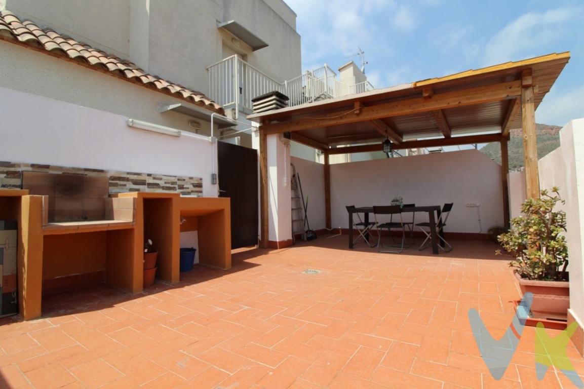 ¿Has pensando en vivir en Gilet? Puede que esta sea tu próxima vivienda: un piso de 3 habitaciones con terraza en la mejor ubicación.Porque para ti es importante el espacio y la amplitud en una vivienda. Este es un gran piso a precio muy competitivo. - 3 habitaciones. - 2 baños. - Terraza espectacular con paellero para disfrutar con la familia y amigos.- Para tu comodidad tiene garaje y trastero incluidos. La vivienda se encuentra en una zona tranquila, para que tus hijos puedan ir a jugar en total seguridad. No lo dejes escapar y llámanos.Sobre el entorno: vivir en Gilet. . El municipio está situado en la provincia de Valencia, en la comarca del Camp de Morvedre. Se encuentra ubicada a tan solo 10 minutos de la población del Puerto de Sagunto, y a 30 de Valencia ciudad.Te enamorarás del encanto del pueblo y su gente. De sus calles y sus plazas. De la naturaleza que desprende.Uno de sus puntos claves es la Sierra Calderona junto a la cuenca del río Palancia. Imagina poder disfrutar de este parque natural, pasear en familia, dar una vuelta con tu mascota, relajarte al sol y hacer deporte.Las rutas de senderismo que encontrarás en los alrededores son infinitas. Si lo tuyo es el trekking o el ciclismo, te encantará recorrer estas montañas:. - Xocainet (437m). - Pico del Águila (441m). - La Redona o Peña (427m). - Mont de la Creu (325m)* En nuestra agencia contamos con el distintivo de Agentes de Intermediación Inmobiliaria de la Comunitat Valenciana (Número de registro RAICV 1394) y cumplimos con todos los requisitos que debe tener un profesional del sector inmobiliario.*Por mandato expreso del propietario, comercializamos este inmueble en exclusiva, lo que le garantiza el acceso a toda la información, a un servicio de calidad, un trato fácil, sencillo y sin interferencias de terceros. Si usted es agente inmobiliario y tiene un cliente para este inmueble, llámenos estaremos encantados de colaborar. *El precio indicado no incluye gastos ni otros conceptos. A tal efecto, se informa que al referido precio habrá que añadirle los gastos propios de la transmisión inmobiliaria, entre los que cabe enumerar los siguientes: honorarios notariales, impuesto al que se encuentre sujeta la transmisión (Impuesto sobre el Valor Añadido o Impuesto sobre Transmisiones Patrimoniales y Actos Jurídicos Documentados, según el caso), gastos de inscripción en el Registro de la Propiedad y honorarios de intermediación de la agencia inmobiliaria.  *¿Qué te ofrecemos en nuestra agencia?  - Agilizamos y hacemos más cómodo el proceso. - ¡Nos ocupamos de todo! Cero preocupaciones. - Recibe apoyo legal y fiscal durante todo el proceso. - Experto inmobiliario 100% a tu lado. - Asistencia post venta ¡Seguimos a tu lado! Si deseas saber más, no dudes en ponerte en contacto con nosotros. ¿HABLAMOS?