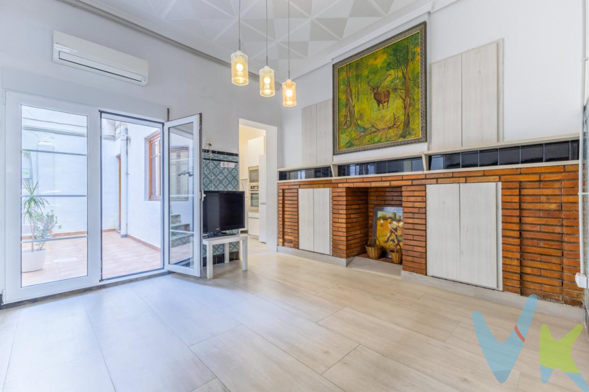 Presentamos esta preciosa planta baja totalmente reformada, ubicada en una de las zonas más emblemáticas de Puerto de Sagunto. Una vivienda que ha sabido recuperar su esencia original, respetando los elementos arquitectónicos más característicos, como las puertas y ventanas de origen, cuidadosamente restauradas para conservar el alma de la casa sin renunciar al confort actual.La propiedad cuenta con dos amplios dormitorios, salón, comedor independiente, cocina funcional y luminosa equipada con muebles de cierre lento, y un encantador patio central de casi 20 m², ideal para disfrutar del aire libre en un espacio íntimo y acogedor.Además, la vivienda dispone de la canalización completa de las salidas de agua sanitarias ya realizada (fosa séptica), lo que facilita una instalación funcional y preparada para el uso inmediato.Cada rincón ha sido diseñado con mimo y atención al detalle, ofreciendo una combinación perfecta entre tradición y modernidad.Una oportunidad única para quienes buscan vivir con autenticidad en una vivienda con carácter, situada en pleno centro y cerca de todos los servicios.*Por mandato expreso del propietario, comercializamos este inmueble en exclusiva, lo que le garantiza el acceso a toda la información,   a un servicio de calidad con el sello de Inmueble certificado que asegura tranquilidad a los compradores.*El precio indicado no incluye gastos ni otros conceptos. Al precio habrá que añadirle los gastos propios de la transmisión inmobiliaria,   como: honorarios notariales, impuesto al que se encuentre sujeta la transmisión (Impuesto sobre el Valor Añadido o Impuesto sobre Transmisiones Patrimoniales y Actos Jurídicos Documentados, según el caso),   gastos de inscripción en el Registro de la Propiedad y honorarios de intermediación de la agencia inmobiliaria.   *el inmueble se vende sin amueblar, sin electrodomésticos, enser o elemento decorativo.
