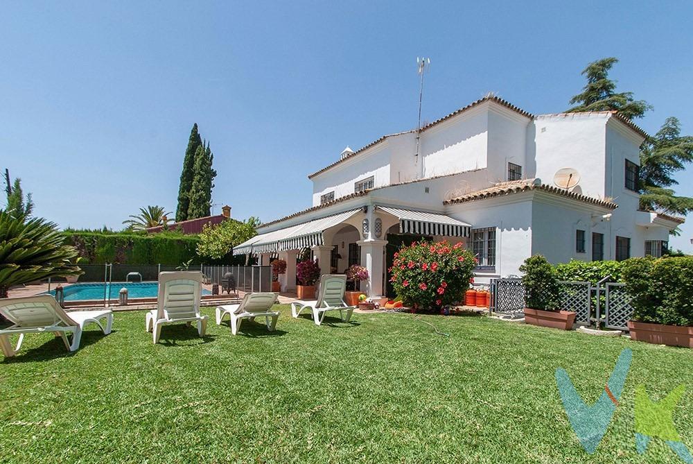 ESPECTACULAR Chalet Independiente en la exclusiva urbanización de Sevilla, La Motilla. A menos de 20 minutos de Sevilla. Esta magnífica propiedad se distribuye en 3 plantas, con estancias muy espaciosas, todas ellas exteriores ofreciendo un lugar ideal para crear una familia y disfrutar de ella. Esta casa cuenta con 4 dormitorios de amplias dimensiones y 4 baños, lo que la convierte en el hogar perfecto para familias numerosas o aquellos que deseen espacio adicional para invitados. . Además, dispone de un amplio salón-comedor con una preciosa chimenea y grandes ventanales que comunican al exterior con un porche encantador con unas agradables vistas al jardín y a la piscina, donde se puede disfrutar de momentos de relax y entretenimiento al aire libre. . Adicionalmente, cuenta con una acogedora sala de estar con un bonito ventanal, rincón perfecto para una buena lectura o momentos de tranquilidad. Todas estas estancias están bañadas de una luz realmente cálida acogedora, que hace que una vez que entras lo sientas como tu propio hogar. Además, tanto la planta baja como la planta alta tienen suelo radiante, lo que hace que la casa mantenga una temperatura ideal, sobre todo en épocas más frías. . Otra de las características a destacar de esta gran propiedad es su enorme planta sótano, donde confluyen distintos espacios con distintos usos, todos ellos con un alto potencial de aprovechamiento. Como se puede observar consta de:. - Una gran sala de estar, habilitada como si fuera un pequeño apartamento, ofreciendo la posibilidad de utilizarlo como espacio especial para invitados o personal de servicio, abastecido de un baño completo. - Una bodega, espacio perfecto para disfrutar de esas reuniones con amigos o familiares en un entorno de lo más apropiado. - Un pequeño gimnasio, ideal para poder desconectar del ritmo acelerado de los trabajos de hoy en día. - Un trastero de enormes dimensiones, que siempre viene bien para poder guardar de manera ordenada todas aquellas cosas que no sabemos dónde poner. - Y por último, un espacio para poder guardar 2 automóviles bajo cubierta y puedan estar bien resguardados y cuidados. En cuanto a las instalaciones exteriores, la propiedad cuenta con un precioso jardín  abastecido de riego automático, una estupenda piscina privada, un porche de lo más acogedor y un espacio al aire libre para poder hacer deporte. Todo diseñado para disfrutar al máximo del tiempo libre y del buen clima de Sevilla. Ubicado en el tranquilo y residencial barrio de La Motilla, este chalet ofrece una excelente calidad de vida. El barrio cuenta con una amplia oferta de servicios y comodidades, como colegios de prestigio, centros comerciales y transporte público. Entre los colegios cercanos se encuentra el reconocido Colegio Internacional Alminar, conocido por su excelencia académica y programas educativos de alta calidad. En resumen, este Chalet Independiente en La Motilla es una oportunidad única para aquellos que buscan una propiedad en una ubicación privilegiada.  . Sin duda es el hogar de tus sueños, no pierdas la oportunidad y ¡¡llámanos para visitarla!!. Informamos a nuestros clientes compradores que el precio de venta no incluye lo siguiente: Honorarios de la agencia inmobiliaria, Impuestos (I. T. P. , I. V. A. o A. J. D. , en su caso) ni otros gastos de la compraventa (gastos de Registro de la Propiedad, Notaría, Gestoría ni de posible Financiación). Documento D. I. A. a disposición del consumidor según Decreto 218/2005 Junta de Andalucía.