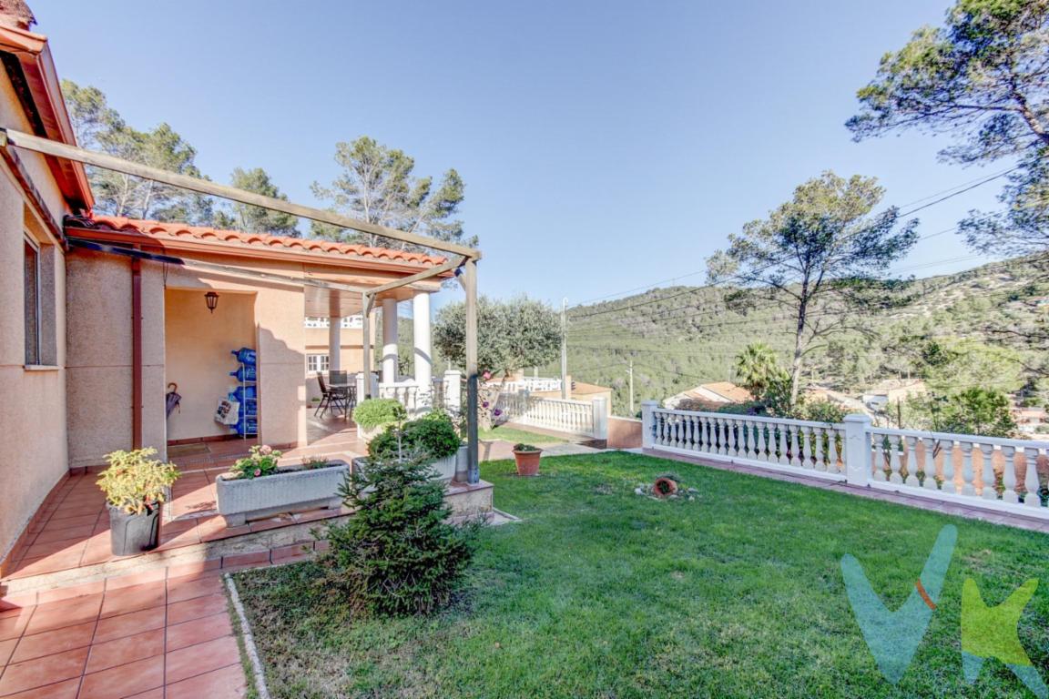 Encantadora Casa en Olivella, en la Urbanización Mas Mestre..Ubicada en la tranquila zona de Mas Mestre, esta casa a cuatro vientos ofrece un equilibrio perfecto entre comodidad, funcionalidad y un entorno natural privilegiado. Asentada en una amplia parcela de 755 m², esta vivienda es ideal para disfrutar de un estilo de vida relajado en un entorno privilegiado...Características de la vivienda:.La casa, completamente reformada y lista para entrar a vivir, distribuida en una única planta consta de:..- Habitaciones: 3 dormitorios dobles (en la casa) y 2 dormitorios simples (en un anexo en el jardín), con armarios empotrados..- Baño: un baño con doble lavabo y plato de ducha..- Cocina: independiente totalmente equipada con instalación eléctrica, conectada a la preinstalación de placas solares, ideal para un consumo energético eficiente..- Salón-comedor: amplio, luminoso y con aire acondicionado...La vivienda cuenta con calefacción mediante radiadores a gasoil y aire acondicionado con bomba de calor en varias estancias. Además, tiene preinstalación para un descalcificador...Zonas exteriores y jardín:.El jardín, diseñado para disfrutar al máximo del espacio exterior, incluye:..- Terrazas: seis niveles diferentes, ideales para diferentes usos y con césped natural, que dispone de preinstalación para riego automático..- Zona de barbacoa: un porche acogedor con barbacoa de obra y una cocina de verano, perfecto para comidas al aire libre..- Zona de piscina: espacio disponible para construir una piscina de obra o instalar una desmontable, con duchas exteriores para mayor comodidad..- Huerto y árboles: área ajardinada con césped natural, árboles, y una zona de tierra habilitada como huerto...Anexo y espacios adicionales:.Incluye una construcción separada con dos habitaciones adicionales, ideales también como trastero o para adaptarlas según las necesidades...Parking y accesos:.La propiedad dispone de un garaje privado con espacio para un coche y varias motos, así como espacio adicional para almacenaje...Extras y comodidades:.- Placas solares recién instaladas para un consumo eficiente..- Aire acondicionado en salón y pasillo..- Depósito de gasoil de 100L para calefacción..- Solárium y balcones con vistas despejadas a la montaña...Con un precio de 338,000 , esta casa es una excelente opción para quienes buscan un hogar tranquilo y rodeado de naturaleza, con todas las comodidades modernas en una urbanización bien conectada...Llámanos y te organizamos una visita!..El precio en el anuncio no incluye impuestos de compra (ITP, IVA , AJD), ni los gastos de Notaría y Registro de la Propiedad. La información visual y documental del anuncio no tiene carácter contractual y puede no ser del todo precisa. El mobiliario y el equipamiento que se muestra en las imágenes no está incluido en el precio de venta.. .AICAT 6883 / API A11312