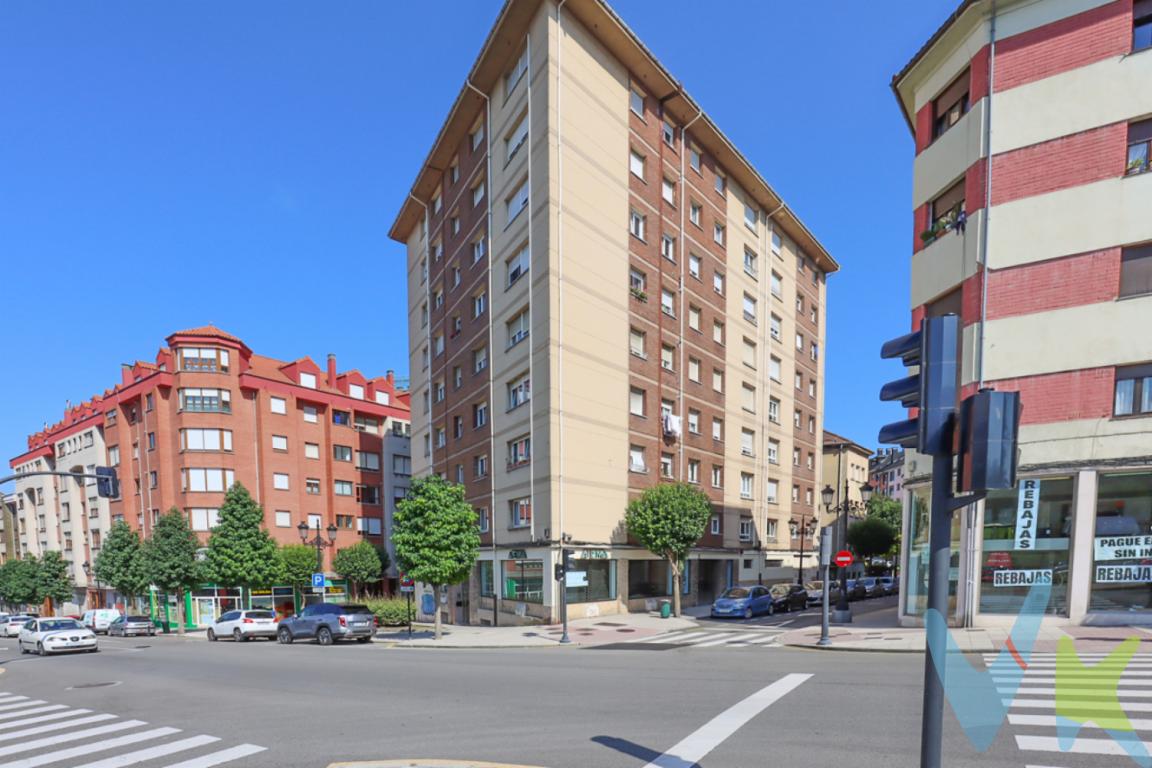 Una oportunidad excepcional para empresas que necesitan espacio, visibilidad, accesibilidad y múltiples posibilidades de uso.Se pone a la venta amplio local comercial de 743 m², distribuido en dos plantas, situado en Avenida del Mar, nº 74, Oviedo, en una zona consolidada y con una ubicación especialmente interesante, junto al HUCA y rodeada de actividad comercial y empresarial.Un inmueble de estas dimensiones y, sobre todo, con estas características de distribución, acceso y comunicación entre plantas, es muy difícil de encontrar en el mercado.Planta calle: visibilidad y exposiciónLa planta a pie de calle ha sido utilizada como tienda y zona comercial, ofreciendo un espacio amplio y muy versátil.Cuenta con grandes ventanales que aportan abundante luz natural y proporcionan una excelente visibilidad desde el exterior, convirtiendo el local en un magnífico escaparate para cualquier negocio que necesite llamar la atención de clientes y personas que transitan por la zona.Además, dispone de un gran portón de acceso desde la calle, una característica especialmente interesante para introducir mercancías, vehículos, maquinaria, mobiliario o materiales directamente al interior del local.En esta planta también encontramos tres despachos, perfectos para oficinas, atención al cliente, administración, dirección o salas de reuniones.Planta inferior: garaje, almacén y tallerLa planta inferior aporta todavía más posibilidades al inmueble.Dispone de acceso tipo garaje, por lo que puede utilizarse como zona de estacionamiento, almacén, carga y descarga o espacio de trabajo.También cuenta con un montacargas que comunica directamente la planta inferior con la planta calle, facilitando enormemente el movimiento de mercancías, maquinaria y materiales entre ambas plantas.Las dos plantas están comunicadas además mediante escaleras interiores, creando un conjunto funcional y perfectamente aprovechable.En la planta inferior existe actualmente un taller, lo que permite plantear diferentes actividades profesionales, industriales o comerciales.Un local con múltiples posibilidadesPor sus dimensiones, distribución, accesos y ubicación, este inmueble puede adaptarse a numerosos tipos de negocio, entre ellos:Concesionario de vehículos.Venta y exposición de maquinaria.Empresa de maquinaria y herramientas profesionales.Taller mecánico o especializado, sujeto a las autorizaciones correspondientes.Empresa de vehículos industriales y comerciales.Venta de vehículos de ocasión.Empresa de transporte y logística.Empresa de reformas y construcción con almacén y taller.Exposición de mobiliario, equipamiento profesional o productos de gran volumen.Empresa de instalaciones y mantenimiento.Espacio para oficinas con almacén y zona operativa.Showroom y centro logístico para empresas.La combinación de exposición comercial en planta calle + despachos + acceso para vehículos + almacén/taller en planta inferior + montacargas hace que el inmueble pueda resolver en un mismo espacio las necesidades comerciales, administrativas, logísticas y operativas de una empresa.743 m² | Dos plantas | Planta comercial | Despachos | Taller | Acceso para vehículos | Montacargas | Junto al HUCA299.000 Un precio realmente competitivo para un inmueble de estas dimensiones y con unas características tan poco habituales.Si buscas un local grande, versátil y preparado para combinar exposición, venta, oficinas, almacén, taller y acceso de vehículos, merece la pena verlo.Este tipo de local no aparece todos los días. Una oportunidad especialmente interesante para empresas que necesitan espacio y quieren concentrar su actividad en una única ubicación.El precio de venta no incluye impuestos ni gastos de compraventa (notaría, registro de la propiedad, gestoría, etc.). El comprador abonará a la agencia honorarios por servicios de mediación y gestión del 2% del precio de venta + IVA.El consumidor tiene derecho a solicitar a la agencia inmobiliaria información y documentación adicional relativa al inmueble y a las condiciones de la compraventa. Cualquier compraventa y sus condiciones quedan sujetas a la aceptación expresa del vendedor del inmueble y a la posterior formalización del correspondiente contrato.El presente anuncio tiene carácter meramente informativo y no contractual, pudiendo la información mostrada variar o actualizarse.