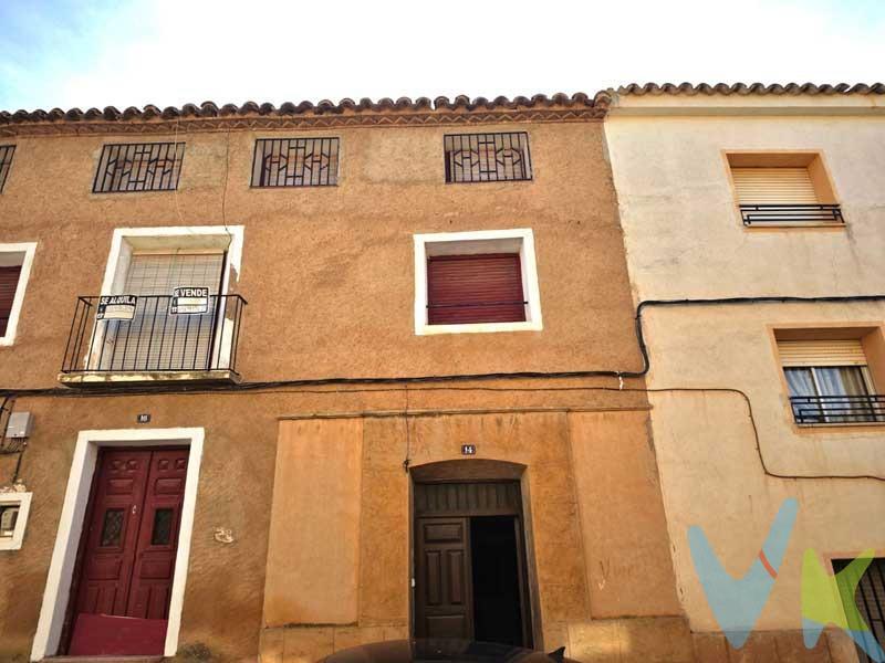 <b>MONREAL DE ARIZA: </b>Casa en casco urbano de 3 plantas en buen estado para entrar a vivir. Con patio corral de 40 metros. Y terraza de 8 metros. <b>Planta calle: </b>Salón, cocina, despensa, bajada a la bodega de 70 m, dormitorio, baño, aseo, patio exterior de 40 metros y trastero. <b>Primera planta: </b>3 dormitorios dobles, uno de ellos con 2 vestidores, baño y terraza. <b>Segunda planta: </b>Granero diáfano. Suelos de gres aragón, ventanas y puertas de maderas nobles. En el centro del pueblo, cerca de la autovía, a una hora y media de Madrid y Zaragoza.