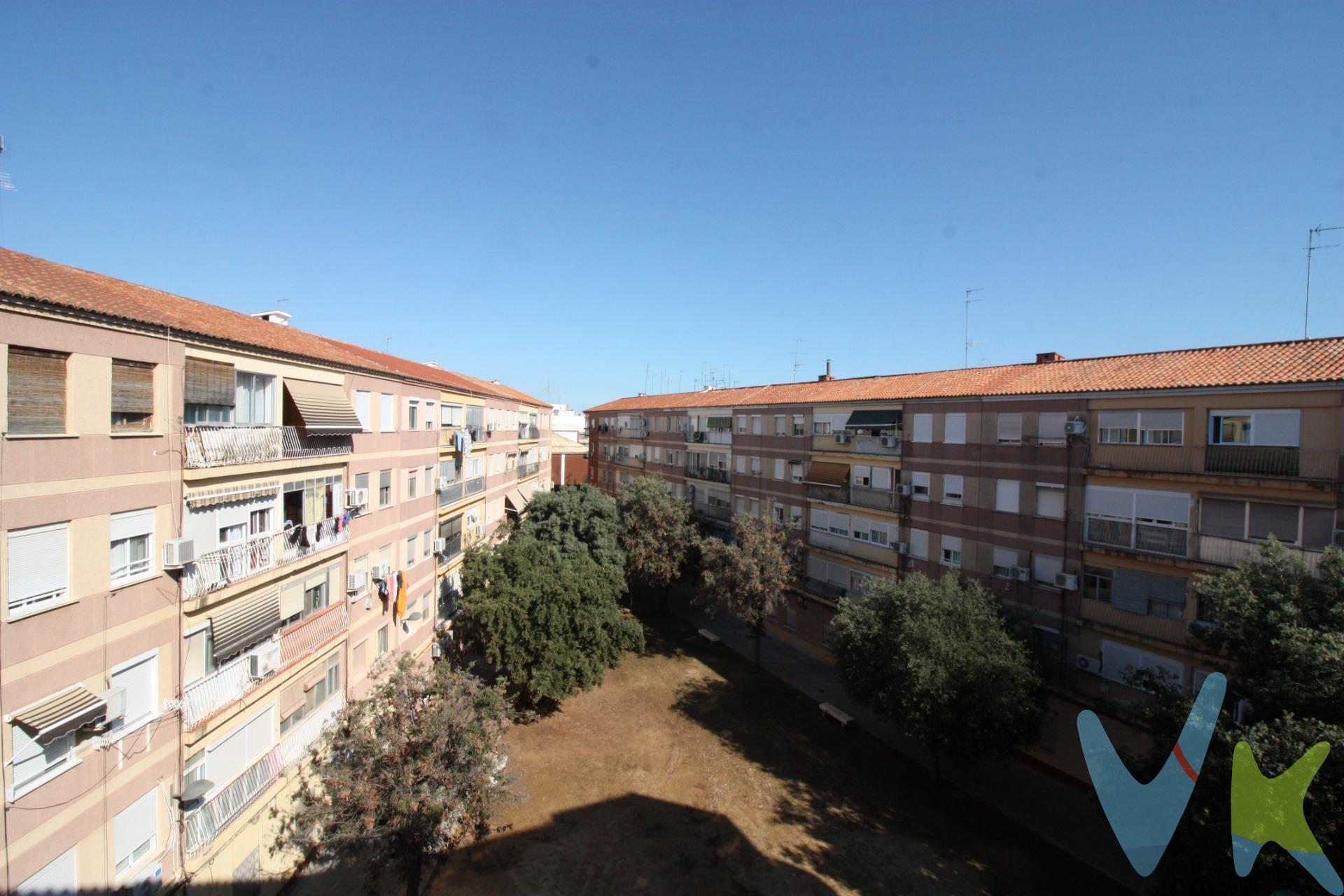 Oportunidad única de adquirir un piso en una excelente ubicación en Alaquàs PARA REFORMA INTEGRAL.  Este inmueble, ubicado en un edificio con ascensor, ofrece el potencial perfecto para ser transformado a su gusto y estilo personal. Con dos habitaciones amplias y una habitación sencilla que puede adaptarse a diversas necesidades, este espacio es ideal tanto para familias como para inversores. Además, cuenta con un baño funcional y una cocina que permite la integración perfecta con las áreas sociales del hogar.  El balcón proporciona luz natural y vistas al entorno urbano cercano; será el lugar idóneo para disfrutar de momentos relajantes o desayunos al aire libre. La propiedad está situada en una zona tranquila pero bien comunicada por servicios públicos cercanos como supermercados, colegios e instalaciones deportivas; todo lo necesario a pocos pasos de distancia facilitará su día a día después de realizar la reforma deseada. Los datos e información contenida en este anuncio no son vinculantes sino meramente informativos, la oferta está sujeta a cambios de precio, textos, fotos o cualquier otro contenido inesperado, la inmobiliaria se reserva el poder de modificarlo en cualquier momento. La venta de esta vivienda se gestiona mediante contrato de EXCLUSIVA COMPARTIDA por lo que se trabaja con más de 150 Inmobiliarias. Los gastos de la venta tales como notaría, registro y honorarios no están incluidos en el precio. . 
