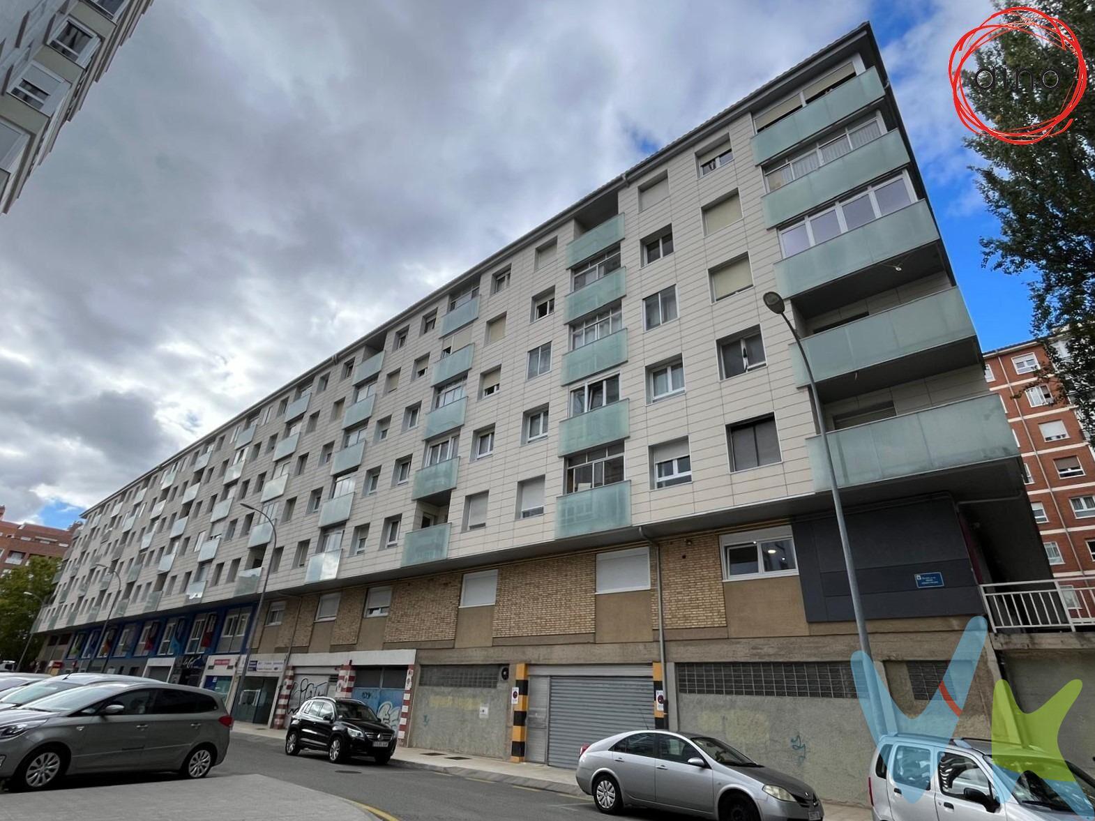 Garaje y trastero en venta con entrada por Plaza de los Tilos al comienzo de Barañain. Garaje de 9,5m² y trastero anexo a la plaza de garaje de más de 6 m². Entrada muy sencilla al estar en planta baja.  Llámenos para concertar una visita. (Las superficies expresadas en esta página tienen carácter descriptivo y son aproximadas. Datos meramente informativos, sin valor contractual. El PVP indicado no incluye impuestos, gastos de transmisión).