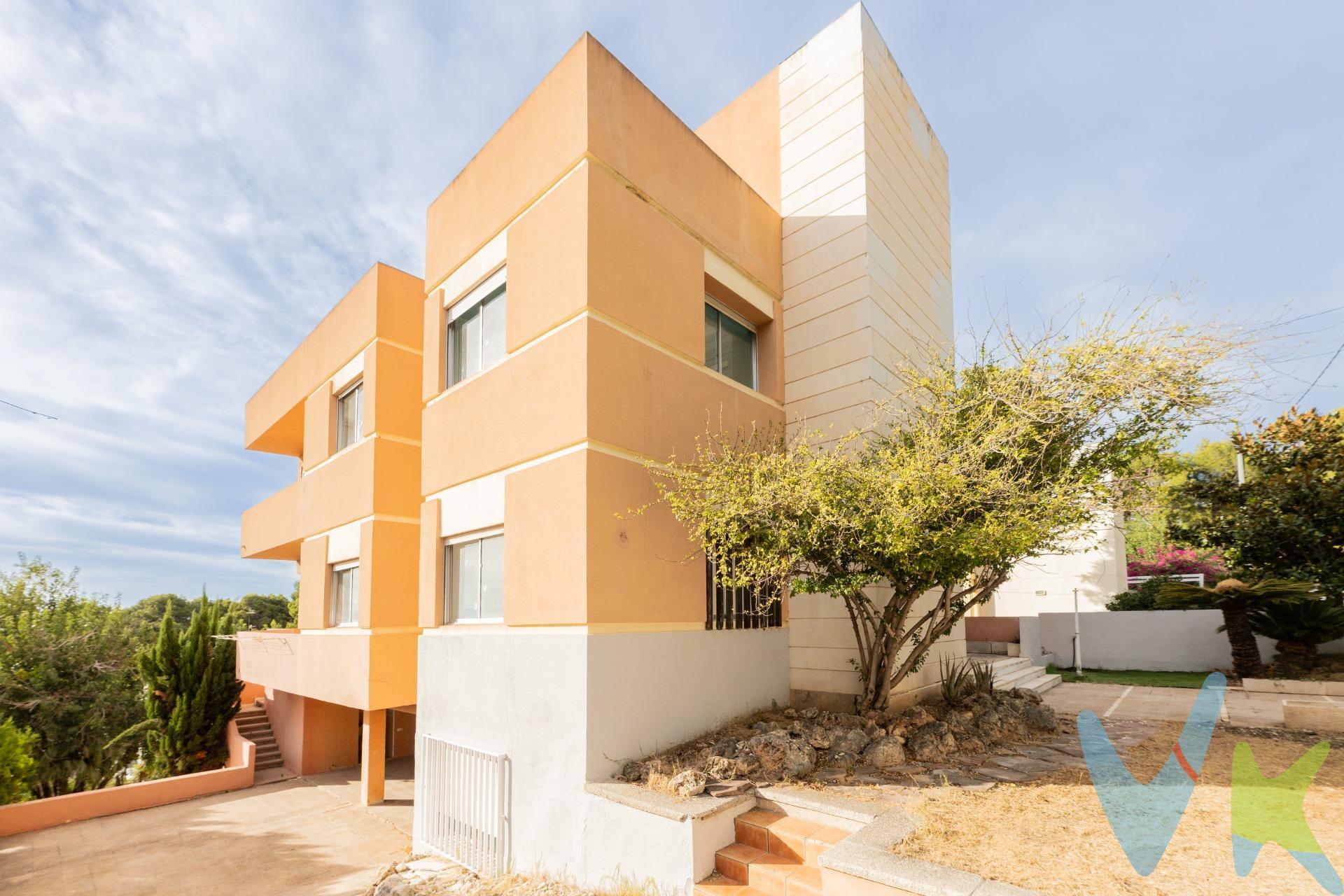 Chalet en El Vedat con vistas panorámicas y 468 m2 para personalizar tu hogar. . Tu gran proyecto familiar empieza aquí. Si sueñas con un hogar espacioso, luminoso y lleno de posibilidades, este chalet de 468 m² construidos te ofrece todo lo que necesitas para diseñar la vida que imaginas para tu familia. Con tres plantas perfectamente diferenciadas, es ideal para quienes buscan espacio, comodidad y libertad para personalizar cada rincón. Planta principal – 110 m² de vida y luz. La planta más importante, situada a ras de suelo, está pensada para vivir el día a día con el máximo confort:. Gran salón-comedor con vistas panorámicas a la terraza, perfecto para disfrutar en familia y con amigos. Cocina-office amplia, con la posibilidad de integrarla en un único espacio abierto con la zona del salón y la chimenea, creando un ambiente cálido y moderno. Dormitorio en planta baja, ideal para invitados o para quienes prefieren evitar escaleras. Cuarto de baño completo. Primera planta alta – 125 m² para soñar a lo grande. Aquí encontrarás todo el espacio que necesitas para tu familia. Una planta diáfana que podrás distribuir completamente a tu gusto:. Varias habitaciones para que cada hijo tenga la suya. Un dormitorio principal con vestidor y baño en suite. Incluso una sala de juegos, despacho o zona de estudio. Las posibilidades son infinitas. Sótano – espacio extra para todo lo que imagines. El sótano ofrece varias estancias multifuncionales que puedes aprovechar como:. Zona de ocio y juegos. Gimnasio privado. Bodega, taller o almacén. Y planta baja para tu recreo, con inmenso jardín y piscina. Planea tu zona chill out, tu barbacoa y tu piscina.. a tu gusto. Por qué te va a encantar. 468 m² construidos para crear el hogar perfecto. Tres plantas independientes que se adaptan a tu estilo de vida. Vistas panorámicas y estancias luminosas. Precio muy realista y competitivo para una vivienda de estas dimensiones. Ideal para grandes familias o familias con varios hijos que sueñan con espacio y confort. Aquí no solo compras un chalet, compras un proyecto de vida. Cada rincón puede adaptarse a tus necesidades y las de tu familia. Llámanos hoy mismo y ven a descubrir todo lo que puedes crear en esta impresionante propiedad. La descripción y los datos del presente inmueble tienen carácter meramente informativo y en ningún caso contractual. En el precio de la vivienda no están incluidos los honorarios de agencia, gastos de compraventa y/o financiación. Por mandato expreso del propietario, comercializamos este inmueble en exclusiva compartida, lo que garantiza un servicio de calidad, un trato fácil y personalizado, una gran difusión en nuestras redes compartidas y sin interferencias de terceros. Por este motivo se ruega no molestar al propietario, a los ocupantes de la propiedad, a los vecinos o conserjes del edificio si los hubiera. Si eres una agencia, llámanos colaboraremos contigo. . 