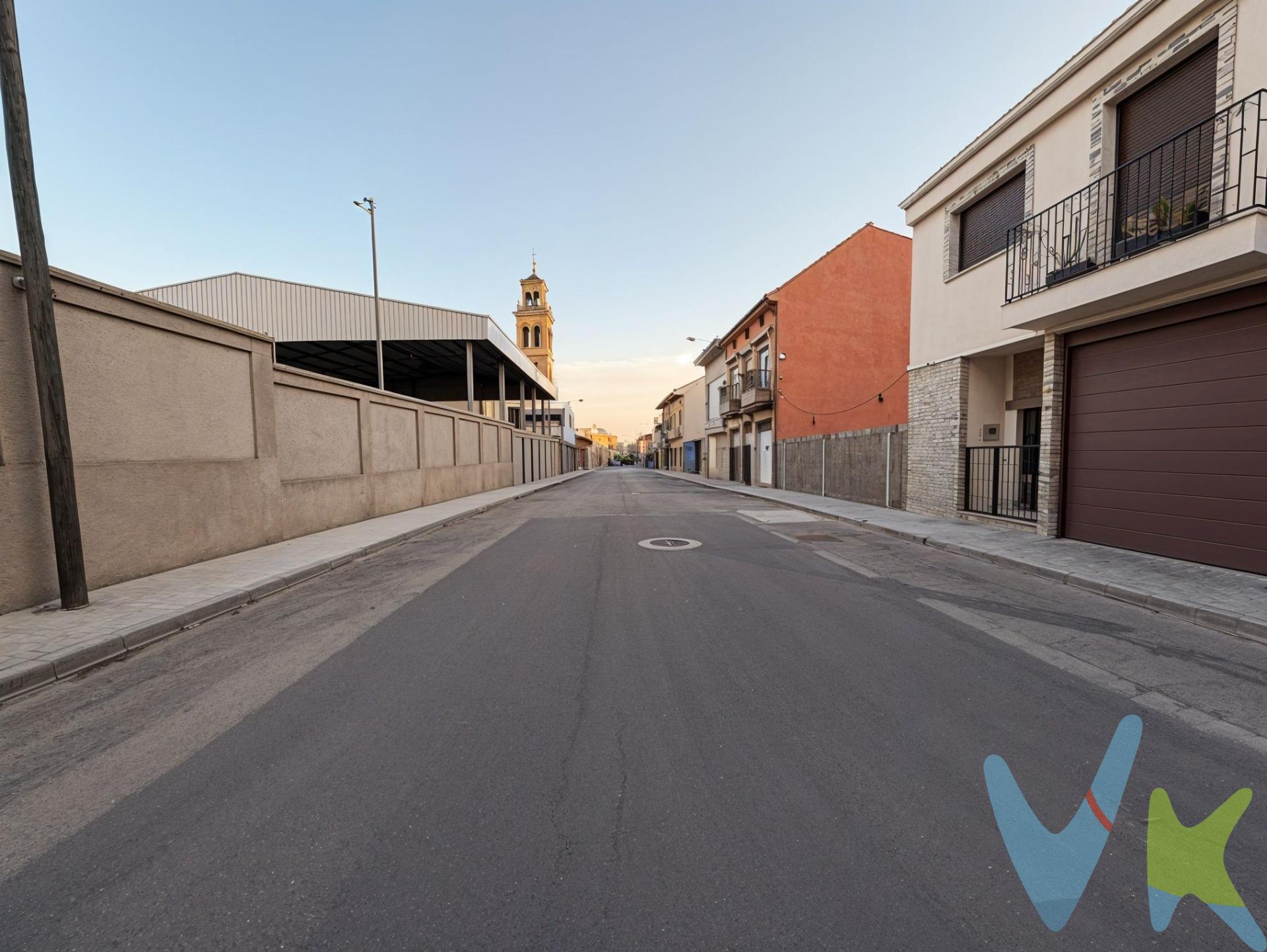 Planta baja | 105 m² aprox. | 2 dormitorios | 2 baños | Terraza de 25 m² | Personalización de acabados | Entrega: Febrero 2027. ¿Te imaginas estrenar una vivienda diseñada a tu gusto y disfrutar de una espectacular terraza privada de 25 m²?. Te presentamos esta exclusiva oportunidad de adquirir una vivienda de obra nueva en planta baja en Moncada, con una distribución moderna, funcional y la ventaja única de poder personalizar determinados materiales y acabados antes de la entrega. Para que puedas hacerte una idea fiel del proyecto y su potencial:. Fotos e imágenes de SIMULACIÓN (Renders): Muestran cómo quedará la vivienda una vez finalizada la obra y decorada, para que aprecies todo su potencial, distribución y luminosidad. Fotos del ESTADO ACTUAL: Reflejan el avance real de la construcción. TOUR VIRTUAL: Combina la recreación virtual del espacio terminado con la visión del estado actual de la obra. Con un total de 105 m² construidos aprox., la vivienda destaca por sus espacios amplios y confortables:. Salón-comedor con cocina integrada: Un espacio abierto, diáfano y muy luminoso, pensado para el día a día. 2 Dormitorios: El principal cuenta con baño privado en suite y espacio para vestidor o zona de almacenaje. 2 Baños completos de diseño contemporáneo. Terraza privada de 25 m²: El gran atractivo de la vivienda. Un oasis exterior ideal para crear tu zona de comedor al aire libre, un área de relax, un pequeño jardín o compartir momentos inolvidables. Al estar la finalización prevista para febrero de 2027, aún estás a tiempo de seleccionar determinadas calidades y acabados según tus gustos. Estrena casa adaptada a tu estilo desde el primer día, sin reformas posteriores ni costes añadidos. Obra nueva en Planta Baja. 105 m² construidos aprox. Terraza privada de 25 m². 2 dormitorios (principal con baño en suite y vestidor/trastero). 2 baños completos. Climatización: Aire acondicionado frío/calor por conductos. Opciones de personalización de calidades. Calentador de Aerotermia. Fecha de entrega: Febrero 2027. Ubicado en una zona tranquila de Moncada, rodeado de todos los servicios necesarios para el día a día y con excelentes conexiones con Valencia capital. . PVP 299.000€. Gastos e impuestos no incluidos en el precio. La compra conlleva impuestos y gastos de formalización para el comprador. A título orientativo se informa que en segundas transmisiones el ITP con carácter general en Valencia es del 9%, pudiendo existir otros tipos impositivos atendiendo a las circunstancias personales del comprador u otras circunstancias. previstas legalmente. Base imponible del impuesto el mayor valor entre el precio de compraventa, la tasación o el valor de referencia catastral. En cuanto a los gastos de notaría y registro, en su caso, suelen oscilar aprox. entre 1,5% y 2,5% (aranceles variables según precio, n.º de copias y complejidad). El comprador elige notario. Si el comprador precisase de hipoteca: tasación, condiciones y costes bancarios serán según entidad elegida por el comprador, así como los gastos de gestoría, y cualesquiera otros gastos inherentes a la formalización de la compraventa que legalmente correspondan a la parte compradora, salvo pacto expreso en contrario con el vendedor. El consumidor tiene, conforme a la normativa vigente, a su disposición información y documentación adicional relativa al inmueble y condiciones de la compraventa, que podrá ser consultada en C/Joaquín Costa 4, bajo 46005 Valencia. Honorarios de mediación inmobiliaria a cargo del COMPRADOR: (3% del precio final de venta más IVA (21%) salvo otro pacto.); y de VENDEDOR (según acuerdo con el mismo). Se informa al consumidor que la agencia actúa como intermediaria inmobiliaria en la operación, estando cualquier eventual compraventa y sus condiciones sujeta a la aceptación expresa del propietario-vendedor y a la posterior formalización del correspondiente contrato.