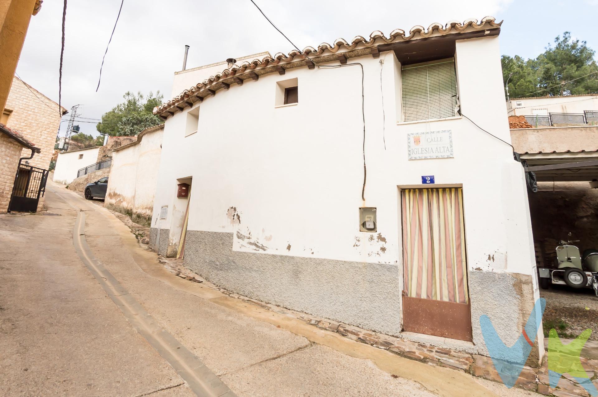 En Cosuenda,  corazón de la Sierra de Algairen , se vende casa de 200 m² construidos (segun catastro), sobre parcela de 170 m², totalmente para rehabilitar. Una propiedad pensada para quien no busca algo hecho, sino crear su propia casa. Dispone de 3 habitaciones dobles, 1 aseo y corral, un espacio muy valorado en este tipo de propiedades, perfecto para jardín, zona de ocio o ampliación de la vivienda. 🏫 Ubicada en un municipio con servicios, destaca la presencia de colegio y consultorio medico en el propio municipio, lo que la convierte también en una opción interesante para familias que buscan calidad de vida fuera de la ciudad. Una casa con muchas posibilidades, ideal como vivienda habitual, segunda residencia o proyecto personal para quienes sueñan con diseñar su propio hogar desde cero en un entorno rural con encanto. 💰 Precio: 20.000 €. Una oportunidad clara para amantes de lo rural con  proyectos personales.