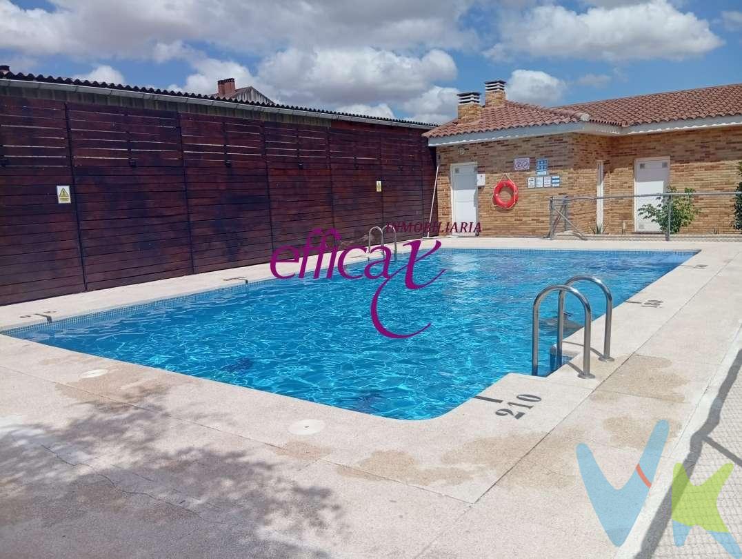 ¿ Buscas piso para entrar a vivir, bonito y con buenas calidades? Ven a ver este precioso dúplex.
Éste dúplex cuenta en planta baja con un dormitorio , salón comedor, baño completo con plato de ducha y cocina  totalmente amueblada con terraza tendedero,  en la planta de arriba nos encontramos con dos dormitorios,   y baño completo.
Todas las habitaciones cuentan con armarios empotrados,  aire acondicionado frio/calor y suelos de tarima.
Incluye en el precio garaje y trastero.
La urbanización cuenta con piscina privada, zona infantil, y zona verde, para disfrutar al máximo  los días de verano, con familia y amigos.
La compra de este inmueble conlleva un servicio de formalización y gestión de la compraventa para el comprador, cuyo coste no esta incluido en el precio publicado.
Se le informara de todos los gastos asociados a la compraventa antes de la reserva para que usted compre con la máxima seguridad, tranquilidad y transparencia.
No lo pienses más y reserva tu cita para venir a verlo , ¡¡¡ TE VA A ENCANTAR !!!
 
 
 