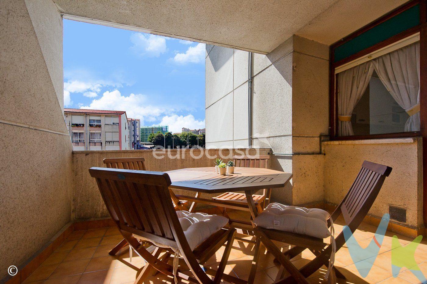 DIAS DE SUR Y TERRAZA.  Dices que te gustan los días de sur, disfrutar con la familia de desayunos en una terraza tranquila, que el sol entre a raudales por todos los recovecos de la casa y que según entres por la puerta sientas que estáis entrando en vuestro hogar. ¿Y si te enseñamos todos eso? Este piso, situado en la Avenida de Los castros, cumple a la perfección toda esa lista de requisitos que ha de tener tu nuevo hogar.  Con la mejor de las orientaciones, aquella que recibe la luz del sol durante todo el día, este piso sólo pide que lo amuebles a tu gusto (ya tienes fichado un sofá en esa revista de decoración que no paras de ojear) y que traigáis vuestros objetos personales.  Se encuentra distribuido en amplio salón-comedor con salida a la terraza. Desde ella, también accedes a la cocina. Tres dormitorios forman la zona de descanso; uno de ellos tiene baño en suite y el otro cuarto de baño es para compartir con el resto de la familia y con todos aquellos que van a querer disfrutar de tardes de terraceo.  El portal del que forma parte el edificio está perfectamente cuidado y dispone de ascensor para hacerte la vida mucho más cómoda.  El aparcamiento tampoco será un problema. Aunque la zona permite dejar el coche y tienes parada de autobús prácticamente a la puerta de casa, seguro que te gustará saber que en el precio está incluida una plaza de garaje.  La ubicación es extraordinaria: bien comunicada y con todos los servicios alrededor (centros médicos, colegios e institutos, supermercados..) Podrás ir en bicicleta con tus hijos al Parque de Las Llamas en el que encontrarás zonas verdes, columpios y pista de baloncesto, o si eres de los que le gustan los eventos al aire libre, disfrutar de jornadas de food trucks y música en directo.  Sólo falta que vengas con tu familia a visitarlo y compruebes cómo encaja este hogar con vuestra vida.  