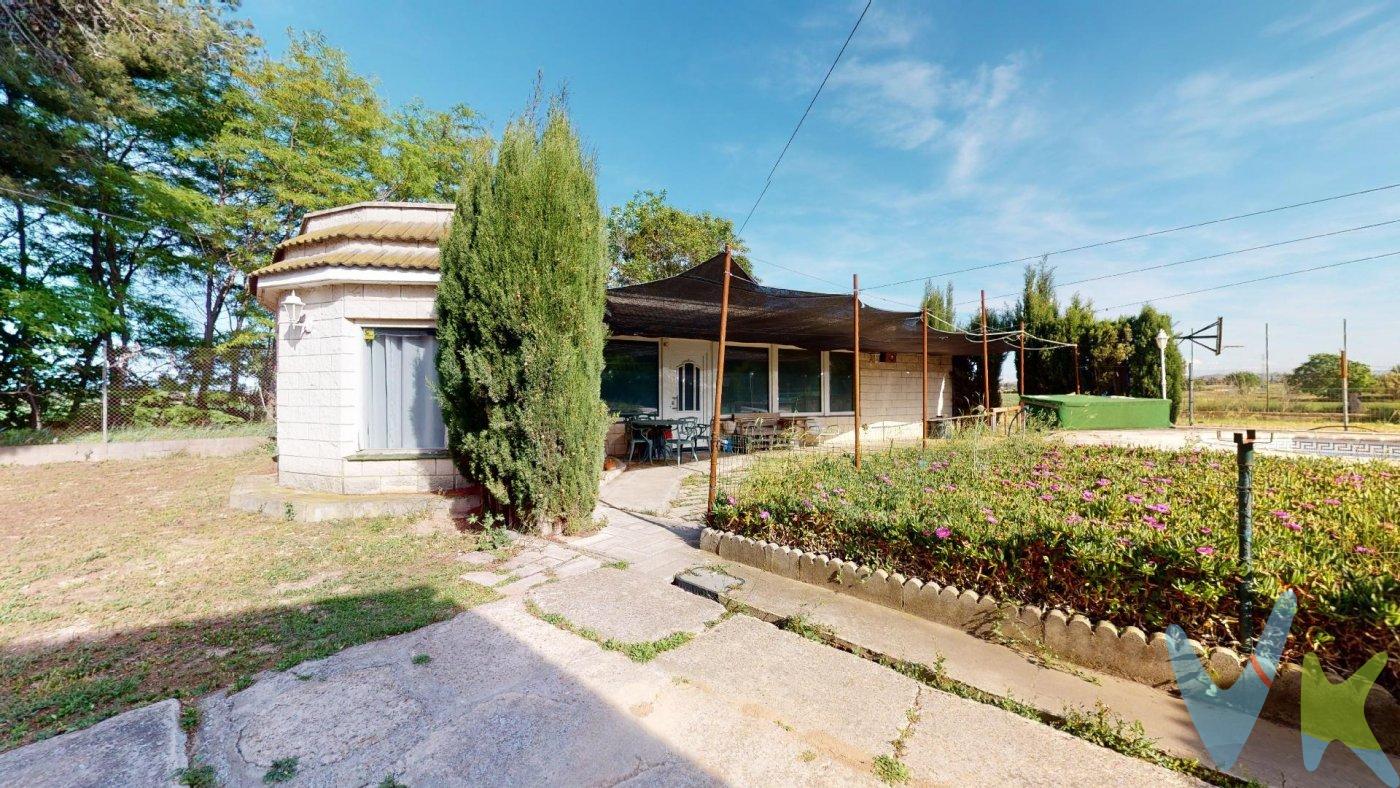 Vive un estilo de vida único, rodeado de naturaleza y a solo 10 minutos del centro de Zaragoza 🌿✨  . Olvídate del estrés diario: nada de buscar aparcamiento, reuniones interminables con la comunidad o el bullicio de la ciudad. Imagina llegar a casa, darte un baño en tu piscina privada, disfrutar de un porche perfecto para reuniones con amigos y familiares, o simplemente disponer del espacio que siempre has querido para todas tus actividades.  . 📍 En Camino de la Canal, Miralbueno, junto al colegio Juan de Lanuza y la carretera del aeropuerto, te espera esta exclusiva casa independiente de tres plantas.  . 🏡 Además, la finca incluye una **segunda vivienda independiente**, con dos dormitorios, salón, cocina y baño. Un espacio perfecto para invitados, familiares o incluso como zona de trabajo.  . 🚪 Todo dentro de una parcela magnífica, totalmente vallada, escriturada y registrada.  . Nosotros te lo ponemos fácil. Llámanos 📞 y descubre todos los detalles. Somos especialistas en el cambio de vivienda y estamos aquí para ayudarte a cumplir tu sueño.  ¿Hablamos? 💙