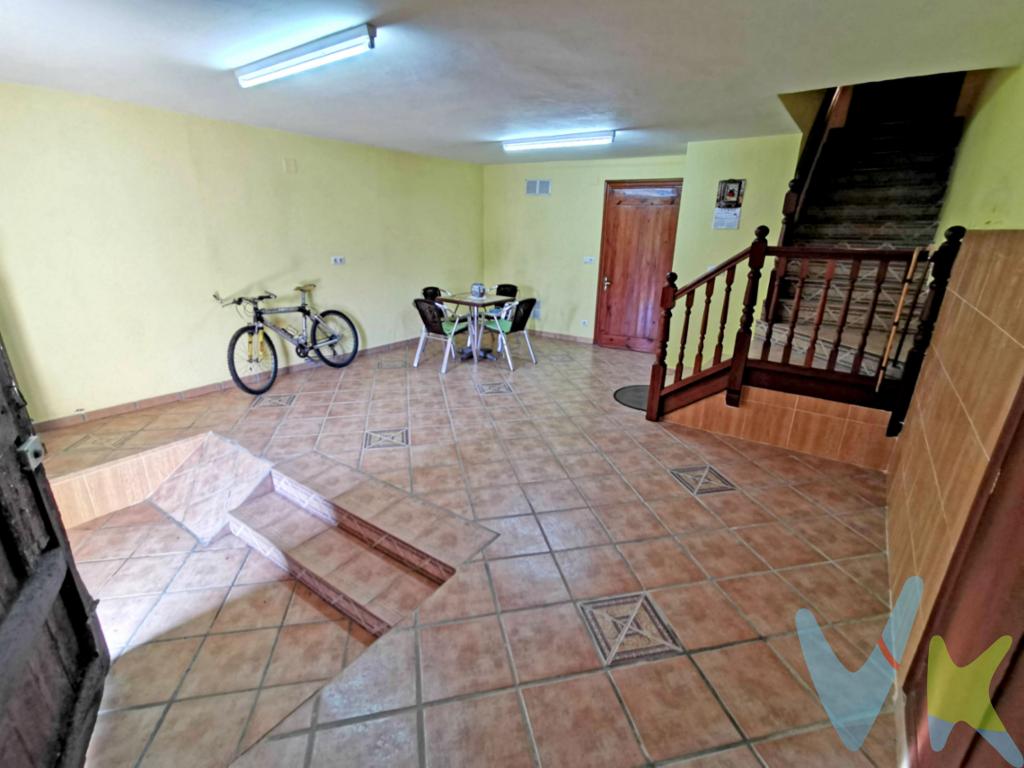 En el corazón de Isequilla, se encuentra esta impresionante casa adosada en venta que te dejará sin aliento. Con una ubicación inigualable y con todas las comodidades que puedas imaginar, este inmueble es el lugar perfecto para que disfrutes de la tranquilidad y el confort que tanto mereces. Al adentrarte en esta casa, te sorprenderás con sus 300 metros útiles distribuidos en 4 amplias habitaciones, ideales para albergar a toda tu familia de manera cómoda y acogedora. Además, con 329 metros construidos, cada rincón de este edificio construido en el año 1900 te brindará un espacio único y lleno de posibilidades. La amplitud de esta casa se hace evidente en cada uno de sus rincones, desde el acogedor balcón que te permitirá disfrutar de las vistas hasta el práctico alcantarillado que ofrece todas las comodidades modernas. Además, con el transporte público a pocos pasos de distancia, moverte por la ciudad será pan comido. Pero eso no es todo, esta casa cuenta con una zona ajardinada que te invita a relajarte y disfrutar de la naturaleza sin salir de casa. Imagina las tardes de verano pasadas en este hermoso jardín, disfrutando de una barbacoa con tus seres queridos y creando recuerdos inolvidables. No pierdas la oportunidad de visitar esta maravillosa casa adosada en Isequilla. Su ubicación, sus comodidades y su encanto te conquistarán desde el primer momento. ¡Llámanos para agendar una visita y descubre por ti mismo todo lo que esta propiedad tiene para ofrecer! 