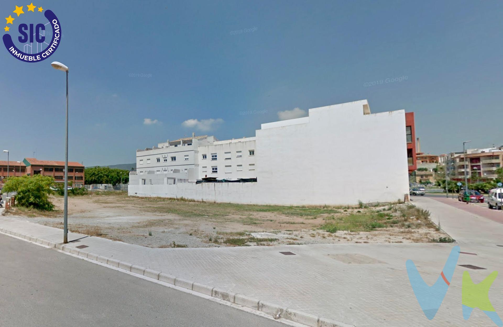 Se ofrece en venta una parcela urbana de gran tamaño ubicada en plena Av. 9 d’Octubre, una de las avenidas más amplias y consolidadas de L’Alcúdia de Crespins. El solar, con una superficie de 1.370 m², se encuentra perfectamente integrado en el núcleo urbano, con fachada amplia y accesible, ideal para una promoción plurifamiliar de media densidad con local comercial en planta baja. La ordenanza ENS-15 permite desarrollar hasta 3 plantas sobre rasante (PB + 2 alturas) con una ocupación máxima del 70% por planta, lo que da lugar a una edificabilidad estimada de hasta 2.877 m². Esta parcela destaca por su potencial edificatorio, visibilidad comercial y ubicación estratégica. Rodeada de zonas verdes, equipamientos públicos, instalaciones deportivas y servicios esenciales, está a tan solo 7 minutos andando de la estación de Cercanías RENFE, con conexión directa a Valencia. ✅ Ventajas clave para promotores:. ●	Parcela amplia y regular, sin necesidad de derribos. ●	Avenida visible, ideal para integrar local comercial en planta baja. ●	Entorno residencial consolidado, con demanda real de vivienda. ●	Excelente conectividad por tren (RENFE línea C-2) y carretera (CV-40 / A-35). ●	Posibilidad de un proyecto de 15–20 viviendas según diseño.  . 📈 ¿Buscas una promoción bien ubicada, con volumen, acceso y buena salida comercial?. 📩 Solicita ya el dossier técnico, plano urbanístico y estudio de rentabilidad. Oportunidades como esta no duran mucho. La descripción del presente inmueble e imágenes tienen mero carácter informativo y en ningún caso carácter contractual, pudiendo ser modificados por la inmobiliaria comercializadora sin que ello implique responsabilidad alguna frente a terceros. En el precio de venta a público, esta propiedad NO incluye los gastos de adquisición (Notario, registro, gestión, honorarios, etc…).