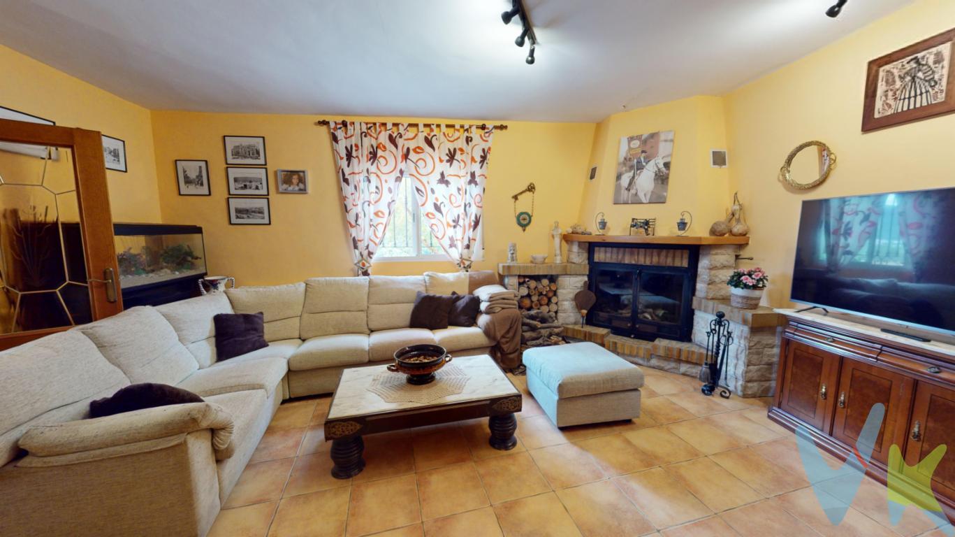 Casa grande en el corazón del monte de Enguera, población en la comarca de Canal de Navarrés con un entorno montañoso, población con todos los servicios públicos, supermercados, colegios, instituto, biblioteca, etc...   ubicada en el centro de la montaña y rodeada de campos de olivos, tiene un extenso terreno de 12.000 metros aprox., el exterior de la vivienda esta rodeada por amplias terrazas con jardines y arboles, cuenta en la parte trasera con establo para caballo con vaya electrificada, corral para aves y arboles frutales. También cuenta con un amplio garaje para dos coches cubierto,  piscina grande y amplia terraza solárium con ducha.En el interior de la vivienda tenemos recibidor, un salón-comedor con chimenea de leña,  cocina grande con salida a terraza, 5 dormitorios todos dobles y baño completo con bañera. La vivienda esta en perfecto estado de uso, con excelentes calidades, calentadores de calor azul, suelo de terrazo rustico, techos de madera, y una distribución exquisita.No dude en vivir en una casa de campo, con todas las ventajas, servicios y calidad de vida.Si desea más información, no dude en ponerse en contacto con nosotros.Agencia Registrada con el Nº 89 en el Registro Obligatorio de Agentes Inmobiliarios de la Comunitat Valenciana. Puede consultar en la web de la GVA:https://habitatge.gva.es/es/registres-en-materia-habitatgeLa oferta está sujeta a cambios de precio o retirada del mercado sin previo aviso. Este anuncio en su conjunto, incluyendo textos, fotos, imágenes o cualquier otro contenido del mismo, no es vinculante dado que la información es ofrecida por terceros y puede contener errores. Se muestra a título informativo y no contractual. El precio no incluye lo siguiente: Honorarios de la agencia inmobiliaria, impuestos (IVA, ITP) y otros gastos de la Compraventa (notaria, gestoría y registro). Por mandato expreso del propietario, comercializamos este inmueble en exclusiva, lo que le garantiza el acceso a toda la información, a un servicio de calidad, un trato fácil, sencillo y sin interferencias de terceros. Por este motivo, se ruega no molestar al propietario, a los ocupantes de la propiedad o a los vecinos. Muchas gracias por su comprensión. Si usted es agente inmobiliario y tiene un cliente para este inmueble, llámenos: estaremos encantados de colaborar.