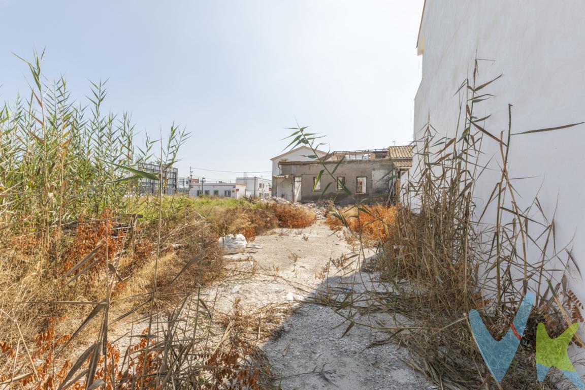 Presentamos la Parcela M0, una excelente oportunidad para promotores que buscan desarrollar una promoción residencial de tamaño medio en una de las zonas con mayor proyección de Valencia: viviendas unifamiliares modernas, rodeadas de naturaleza y con excelentes comunicaciones con la ciudad.La parcela dispone de 242 m² de superficie y una edificabilidad máxima de 358 m² sobre rasante, permitiendo el desarrollo orientativo de dos viviendas unifamiliares adosadas, cada una diseñada para ofrecer amplitud, privacidad y una elevada calidad de vida.Ubicada en Pobles del Sud, junto al Parque Natural de l\'Albufera y la huerta valenciana, esta promoción se sitúa en un entorno residencial consolidado que combina la tranquilidad de vivir alejado del ruido urbano con la comodidad de encontrarse a escasos minutos del centro de Valencia.Su localización ofrece un importante valor añadido para el comprador final: un entorno de baja densidad, calles de nueva urbanización y espacios abiertos que proporcionan una sensación de amplitud difícil de encontrar dentro del término municipal de Valencia. Todo ello convierte esta promoción en una alternativa muy atractiva frente a la vivienda colectiva convencional.Parámetros urbanísticosParcela: 242 m²Edificabilidad: 358 m² techoTipología: Vivienda Unifamiliar AdosadaDesarrollo orientativo: 2 viviendasAltura máxima: Planta Baja + Primera PlantaSemisótano para garaje permitido (no obligatorio)1 plaza de aparcamiento obligatoria por viviendaParcela mínima segregable: 70 m² con un mínimo de 6 metros de fachadaUn producto adaptado a la demanda actualLa creciente demanda de viviendas unifamiliares dentro del municipio de Valencia convierte esta parcela en una oportunidad especialmente interesante. Cada vez son más las familias que priorizan disponer de mayor privacidad, espacios exteriores y un entorno tranquilo, sin renunciar a la cercanía de todos los servicios y a una excelente conexión con la ciudad.La proximidad al Parque Natural de l\'Albufera, los espacios agrícolas protegidos y las nuevas zonas residenciales de Pobles del Sud aportan un valor diferencial que incrementa notablemente el atractivo comercial de la promoción.Una promoción eficiente y rentableLa normativa urbanística permite incorporar un semisótano destinado a garaje, aunque su ejecución no es obligatoria. Lo que sí establece el planeamiento es la obligación de dotar a cada vivienda de una plaza de aparcamiento, ofreciendo flexibilidad al promotor para definir la solución constructiva más adecuada al proyecto.Se trata de un activo especialmente interesante para promotores que buscan desarrollar una promoción de vivienda unifamiliar con un elevado potencial comercial, en un entorno donde la oferta de este tipo de producto continúa siendo limitada y la demanda mantiene una evolución muy favorable.Disponemos de toda la información urbanística y documentación técnica necesaria para facilitar el estudio de viabilidad del proyecto. Contacta con nosotros para ampliar información, concertar una visita o analizar en detalle el potencial de desarrollo de esta parcela.El precio no incluye lo siguiente: Honorarios de la agencia inmobiliaria, impuestos (IVA, ITP) y otros gastos de la Compraventa (notaria, gestoría y registro)