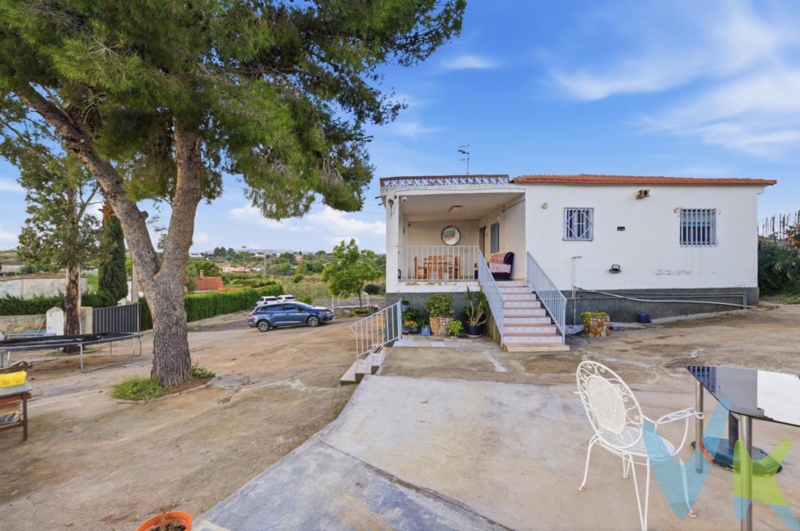  Presentamos esta encantadora vivienda en venta, ideal para quienes buscan combinar confort y tranquilidad, ubicada en un entorno privilegiado. Con una superficie útil de 79 metros cuadrados y un total de 93 metros construidos, esta propiedad busca un nuevo propietario que aproveche todo lo que tiene para ofrecer. Dispone de altas de luz y agua potable y su terreno es rústico, Dispone de 2000 metros de parcela y la casa se encuentra en alto,  por ello tiene unas preciosas vistas despejadas.Entrando en el hogar, encontrarás tres amplias habitaciones, perfectas para una familia o para quienes necesitan espacio adicional para trabajo o hobbies. La distribución del espacio ha sido cuidadosamente diseñada para maximizar la luz natural y la funcionalidad, proporcionando un ambiente cálido y acogedor desde el primer paso.Construida en 1982, esta casa ha sido cuidadosamente mantenida, preservando su encanto original mientras se adapta a las necesidades modernas. Destacamos su construcción sólida y detallada, que ofrece una estructura robusta y confiable. Encontrarás un baño completo a disposición de todos los ocupantes, perfectamente equipado para el uso diario. Además cuenta con cochera para dos coches en la parte inferior de la casa y un trastero, Para poder almacenar todo aquello que no necesitas en tu día a día. Cuenta también con un paellero en la parte exterior, ideal para los domingos en familia.Ubicada en Montroy, pero a un paso de Monserrat, a menos de cinco minutos en coche, esta propiedad se encuentra en una zona apacible, perfecta para escapar del bullicio de la ciudad sin renunciar a la comodidad y los servicios necesarios. La ubicación garantiza fácil acceso a servicios esenciales como supermercados, centros médicos y educativos, sin mencionar las posibilidades recreativas gracias a la cercanía con paisajes naturales.No dejes pasar la oportunidad de conocer personalmente esta encantadora vivienda. Ven y descubre por ti mismo cómo puede adaptarse a tu estilo de vida. Te esperamos para mostrarte lo que podría ser el escenario de tu próxima etapa de vida, un lugar donde cada estancia ha sido pensada para adaptarse a tus necesidades cotidianas. ¡Esperamos verte pronto!La descripción del presente inmueble e imágenes tienen mero carácter informativo, no vinculante y en ningún caso carácter contractual, pudiendo ser modificado, sin que ello implique responsabilidad alguna, dado que la información es ofrecida por terceros y puede contener errores.En cumplimiento a la Ley 10/2025, de 26 de diciembre, por la que se regulan los servicios de atención a la clientela, desde Europa 2000 informamos que el precio no incluye lo siguiente: En cumplimiento a la Ley 10/2025, de 26 de diciembre, por la que se regulan los servicios de atención a la clientela, desde Europa 2000 informamos que el precio no incluye lo siguiente: honorarios de mediación inmobiliaria a cargo del comprador del 3% del precio final de venta más IVA (21%), salvo otro pacto, impuestos (IVA  o ITP, este según perfil del comprador, pudiendo ser el 3%-6% ó el 9%) y otros gastos de la Compraventa: notaria, registro y gestoría por tramitación de la inscripción de la escritura (si la hay). Para más información y asesoramiento acerca de las opciones de compra, quedamos a tu disposición.Por decisión de los propietarios, gestionamos y comercializamos esta vivienda en exclusiva a través de Asicval y FAI, por lo que un amplio conjunto de agencias inmobiliarias ofrecemos el inmueble con garantías de certificación de inmuebles, calidad y seguridad. Por este motivo, se ruega no molestar a los propietarios. En caso de ser agente inmobiliario y tienes un cliente para este inmueble, estaremos encantados de colaborar.¡Contacta con nosotrxs y te informaremos de todo! 