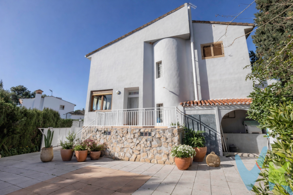 Tenemos el placer de presentarte este magnífico chalet pareado, ubicado en una de las mejores zonas de la urbanización El Vedat (Torrente), un entorno residencial consolidado, rodeado de naturaleza y a pocos minutos de Valencia capital. Sobre una parcela de 233 m² se alza esta vivienda de aproximadamente 188 m² construidos, distribuida en tres plantas y con una orientación privilegiada que la hace especialmente agradable durante todo el año: cálida y luminosa en invierno, fresca y ventilada en verano.La casa dispone de 5 amplios dormitorios y 3 cuartos de baño completos, ofreciendo espacio más que suficiente para familias que buscan comodidad y amplitud. Uno de sus grandes valores añadidos es su planta baja a pie de calle, donde encontramos un apartamento independiente con cocina, sala de estar, dormitorio y baño completo. Un espacio ideal para alojar a familiares con total independencia, recibir invitados con comodidad, crear una zona social diferenciada o incluso destinarlo a despacho profesional sin interferir en la vivienda principal.La vivienda se encuentra en perfecto estado de conservación, con mejoras realizadas a lo largo de los años, lo que permite entrar a vivir sin necesidad de grandes inversiones. En el exterior, cuenta con amplias terrazas tratadas para exigir el mínimo mantenimiento, zona de barbacoa y generosos espacios de almacenamiento y trastero, pensados para disfrutar del día a día con comodidad. Desde las plantas superiores se pueden contemplar preciosas vistas abiertas, llegando a divisar el puerto de Valencia y la calma del mar en el horizonte, un privilegio que aporta un valor añadido difícil de encontrar.Su ubicación combina privacidad con la tranquilidad de estar rodeada de vecinos que residen todo el año, aportando un plus de seguridad y confort. Además, la comunidad dispone de piscina para los meses estivales, cuidada y mantenida durante todo el año por un servicio externo. Vivir en El Vedat es disfrutar de calidad de vida, naturaleza, amplitud y buenas conexiones, en una de las zonas más demandadas de Valencia.Si buscas una vivienda espaciosa, versátil, con vistas y en una ubicación privilegiada, esta puede ser tu oportunidad. Contacta para más información o para concertar una visita y descubre en persona todo lo que puede ofrecerte.Agencia Registrada con el Nº 89 en el Registro Obligatorio de Agentes Inmobiliarios de la Comunitat Valenciana. Puede consultar en la web de la GVA:https://habitatge.gva.es/es/registres-en-materia-habitatgeLa oferta está sujeta a cambios de precio o retirada del mercado sin previo aviso. Este anuncio en su conjunto, incluyendo textos, fotos, imágenes o cualquier otro contenido del mismo, no es vinculante dado que la información es ofrecida por terceros y puede contener errores. Se muestra a título informativo y no contractual. El precio no incluye lo siguiente: Honorarios de la agencia inmobiliaria, impuestos (IVA, ITP) y otros gastos de la Compraventa (notaria, gestoría y registro). Por mandato expreso del propietario, comercializamos este inmueble en exclusiva, lo que le garantiza el acceso a toda la información, a un servicio de calidad, un trato fácil, sencillo y sin interferencias de terceros. Por este motivo, se ruega no molestar al propietario, a los ocupantes de la propiedad o a los vecinos. Muchas gracias por su comprensión. Si usted es agente inmobiliario y tiene un cliente para este inmueble, llámenos: estaremos encantados de colaborar.  