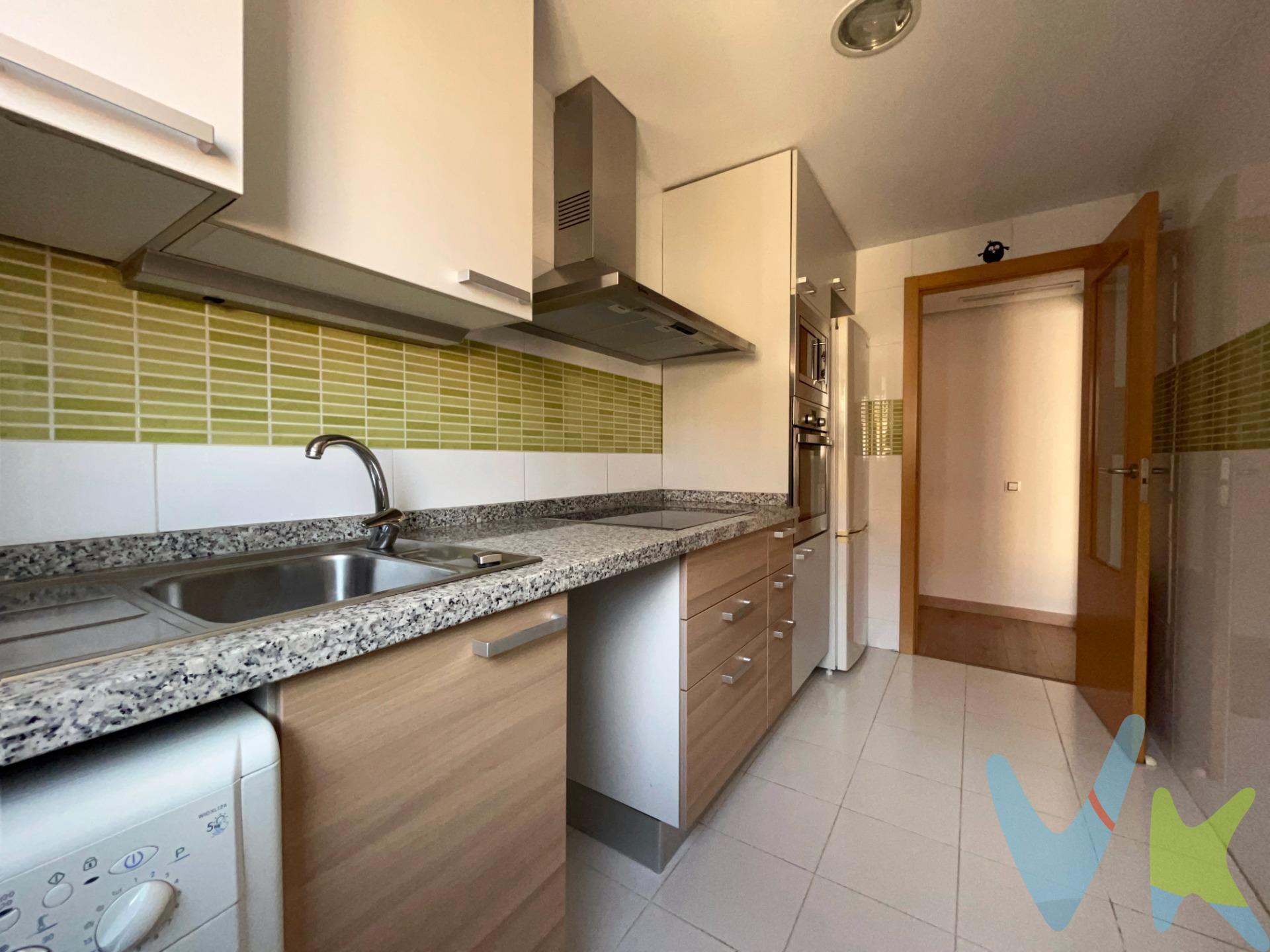 Vivienda de un dormitorio orientada al este y situada en la zona noroeste de Vila-real en perfecto estado para entrar a vivir. Se vende con todo el mobiliario y electrodomésticos necesarios para vivir. Está distribuida en salón amplio, cocina independiente totalmente amueblada, un dormitorio doble con armario empotrado y un baño completo. La vivienda dispone de climatización frío-calor por conductos. Cabe destacar el pavimento de tarima y mobiliario que permite entrar de inmediato a vivir. Ideal para solteros o para parejas sin niños, ya que la vivienda solo dispone de un dormitorio. Junto con la vivienda se vende una plaza de garaje y un trastero situados en planta sótano. 