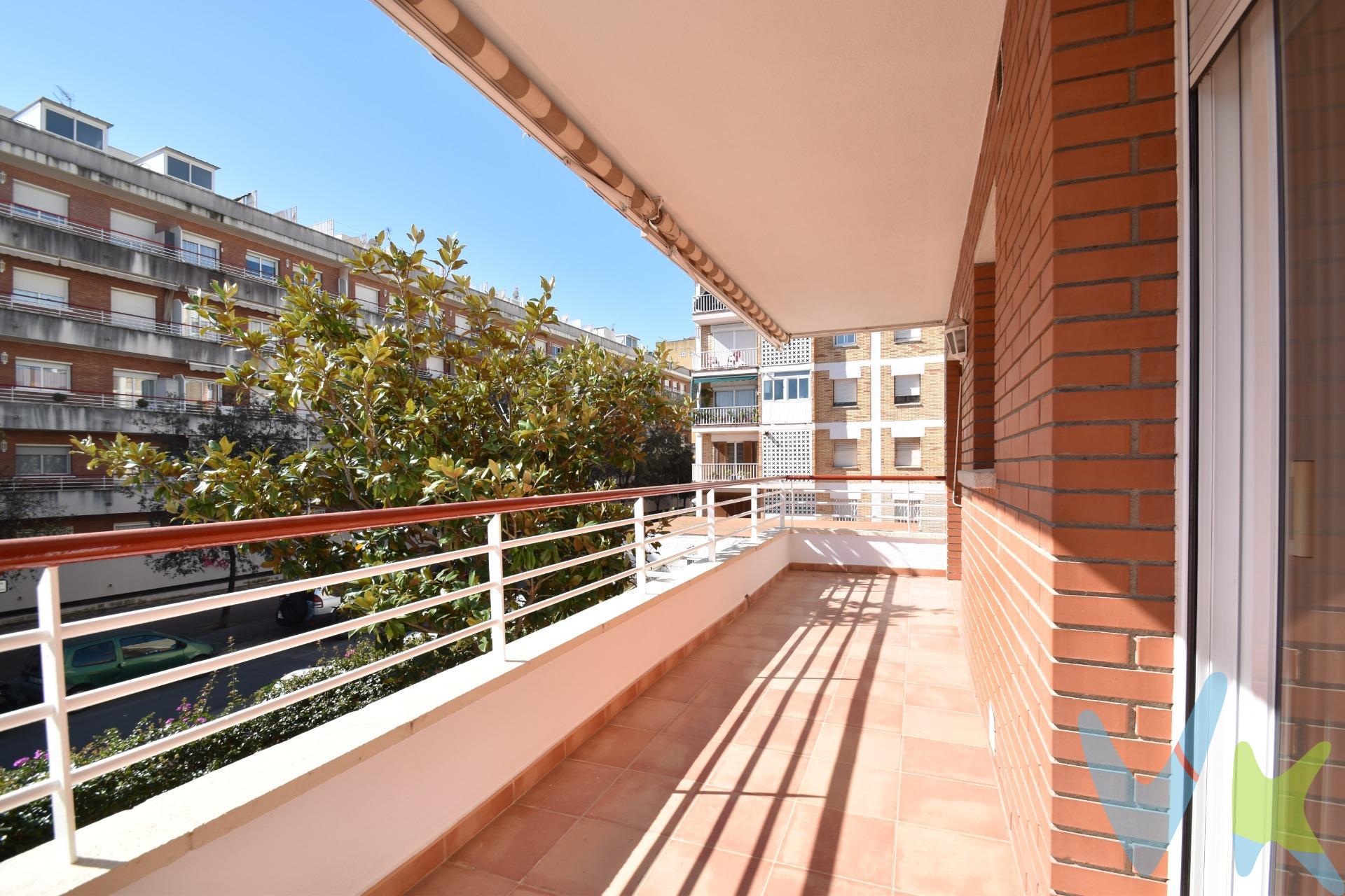 ¿Buscas un hogar listo para entrar a vivir, soleado y en una ubicación privilegiada? Este encantador piso en primera planta con ascensor lo tiene todo. Ubicado en una calle tranquila, pero al lado de todos los servicios, disfrutarás del equilibrio perfecto entre calma y comodidad. Su orientación al mar garantiza una excelente entrada de luz natural durante todo el día, creando un ambiente cálido y acogedor. ✨ Características destacadas:. Amplio y luminoso salón-comedor. 2 dormitorios cómodos. Cocina funcional. Baño completo. Gran terraza con toldo, ideal para relajarte o disfrutar en compañía. Trastero incluido en el precio. 🏢 Edificio muy bien conservado. ✅ Vivienda en perfecto estado, lista para entrar a vivir. Una oportunidad ideal tanto como residencia habitual como inversión en una de las zonas más atractivas de la costa, solo a media hora en coche de Barcelona capital. . 📍 Vive cerca del mar, con todos los servicios a tu alcance en una de las mejores zonas de Vilanova i la Geltrú. El precio no incluye impuestos (ITP, IVA y AJD), ni los gastos de notario ni los de registro. 