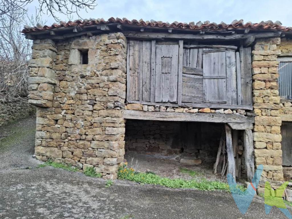 Se ofrece cuadra-cabaña en el pintoresco pueblo de Los Tojos, en pleno corazón de la naturaleza cántabra y a un paso de Bárcena Mayor.Inmueble totalmente para reformar a tu gusto, con 190 m² construidos según catastro, vistas despejadas a la montaña y ubicado en un entorno rural tranquilo y con encanto.Ideal como proyecto de rehabilitación en una zona natural privilegiada. Perfecta para uso propio o como inversión.Gastos de gestión al comprador de 2.000 EUR.Solicita más información sin compromiso y ven a verlo!!  