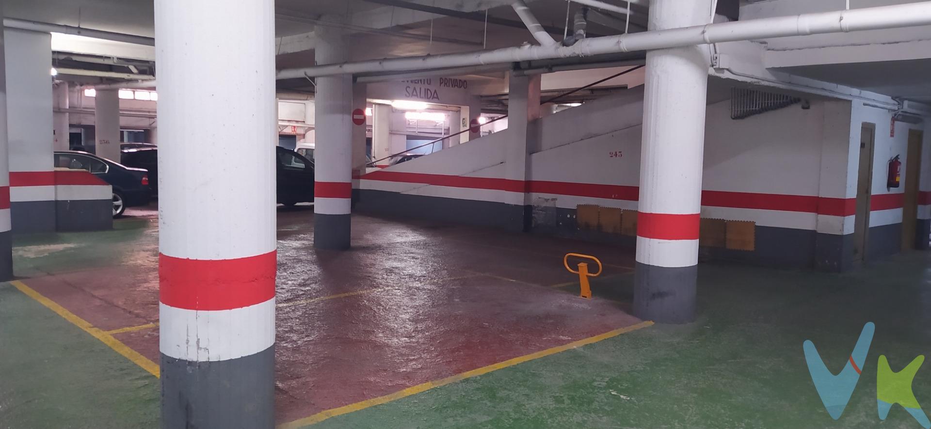 Se vende plaza de garaje en Pedro Lapuyade 16 (nº 241), en zona consolidada y con excelente comunicación. Dispone de doble acceso, con entrada y salida tanto por Vía San Fernando como por calle Pedro Lapuyade, lo que facilita mucho la circulación dentro del garaje y hace las maniobras más cómodas y ágiles. La plaza tiene unas dimensiones de 4,40 m de largo x 2,40 m de ancho, adecuada para coche amplio. Una opción muy interesante tanto para uso propio como para inversión en una zona con demanda constante de aparcamiento. ¡Llámenos  para ampliar informacion!. 