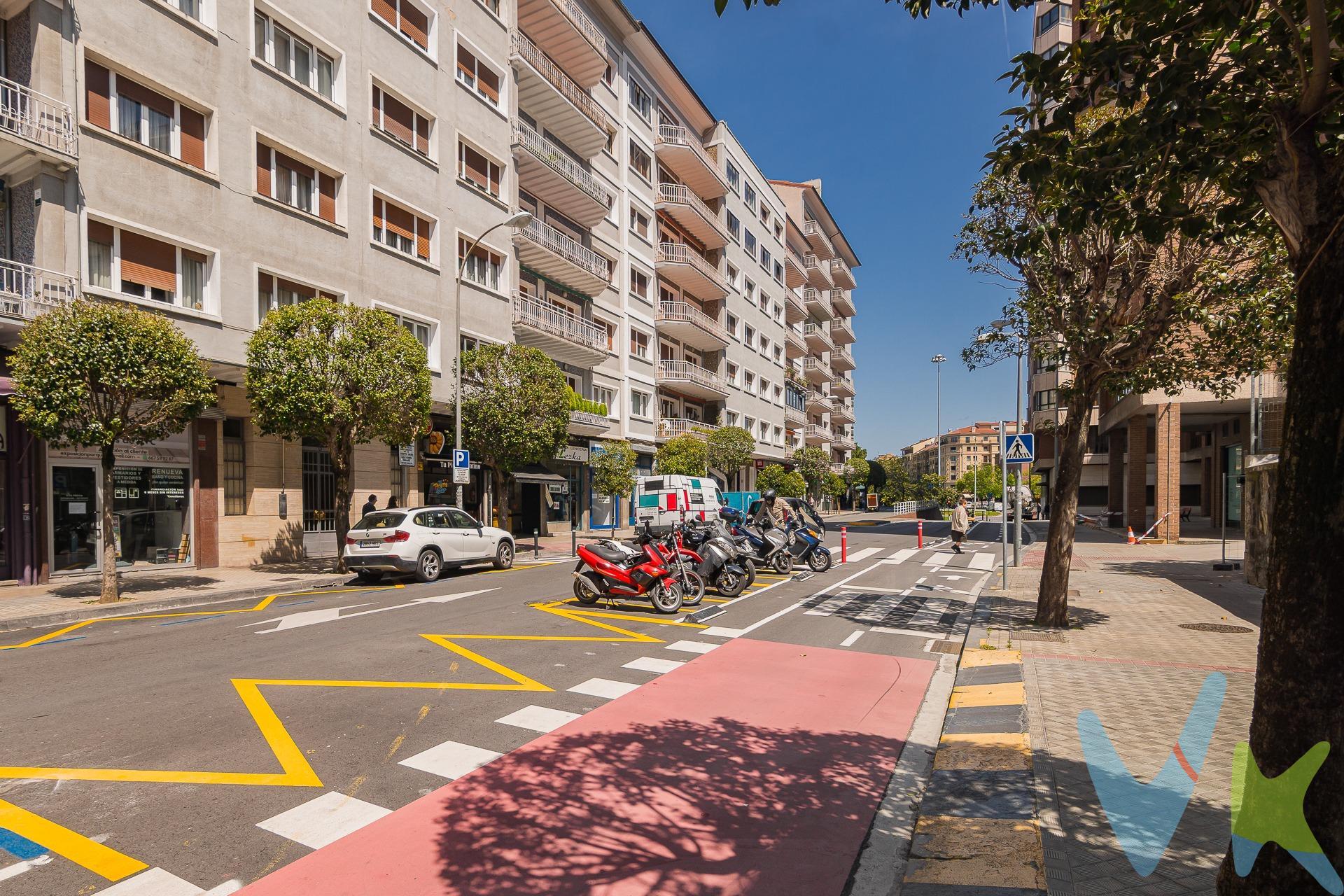 Exclusivo piso céntrico de 150m2 útiles, amplio, muy luminoso, rodeado de todas las comunicaciones y con todos los servicios a tu alcance. 5 fantásticas habitaciones dobles y 2 baños, un amplio salón comedor, 2 balcones exteriores, incluye trastero y la opción de garaje. Los gastos de comunidad son 80€ e incluyen calefacción. ¡Una opción fantástica si buscas comodidad, espacio y una ubicación privilegiada!. 