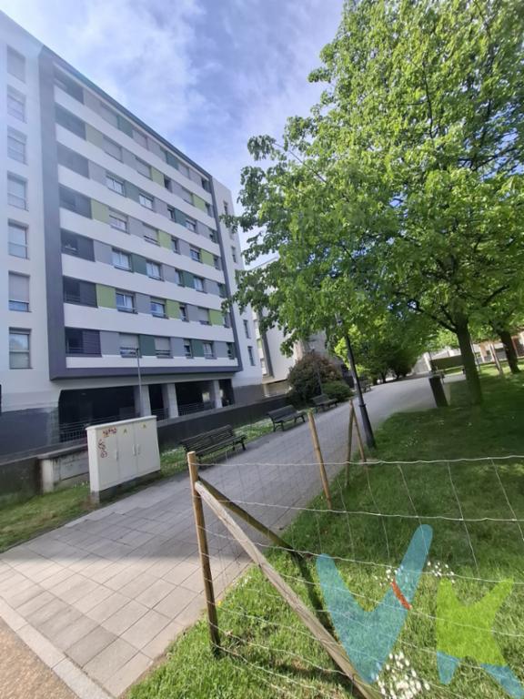 ¡Atención a todos aquellos que buscan una oportunidad de bonita propiedad con plaza de garaje y trastero incluidos, en  Gijón! Les presentamos un magnífico piso en venta en el Polígono junto a Laviada y muy próximo a la Playa de Poniente. Esta propiedad es ideal para quienes desean disfrutar de la comodidad, modernidad y una ubicación muy bien comunicada.Ubicado en la tercera planta de un moderno edificio construido en 2006, este piso goza de una excelente distribución y aprovecha al máximo sus 64,18 metros cuadrados útiles. Con un total de 85,05 metros cuadrados construidos, esta vivienda ofrece un ambiente espacioso y acogedor para quienes buscan un lugar que puedan llamar hogar. La propiedad cuenta con dos habitaciones -la secundaria con baño en suite , perfectas para adaptarse a las necesidades de una persona sola, una pareja o una familia pequeña. Además, dispone de un aseo elegantemente diseñado, equipado con las mejores comodidades.El edificio donde se encuentra esta joya inmobiliaria, que además actualmente está renovando la fachada, cuenta con ascensores garantizando comodidad y accesibilidad para residentes de todas las edades. Algo que hace a este piso aún más atractivo es su plaza de garaje, una característica esencial para cualquier propietario que valore la seguridad y la conveniencia de tener su vehículo protegido. Asimismo, la propiedad incluye un espacioso trastero que ofrece espacio adicional para almacenamiento, resolviendo así cualquier limitación de espacio y permitiendo mantener el orden en el hogar.Otra ventaja destacada de este inmueble es su excelente ubicación. Ubicado en una zona perfectamente comunicada, permite fácil acceso tanto en transporte público como en vehículo particular. La cercanía a las estaciones de tren y de autobús facilita el desplazamiento a cualquier punto de la ciudad y sus alrededores, convirtiendo a esta propiedad en una opción incomparable para los que valoran la conectividad y la comodidad en su vida diaria.Además, el entorno del Polígono ofrece variedad de servicios y espacios de entretenimiento, incluyendo tiendas, restaurantes, centros educativos y espacios recreativos. Vivir aquí significa tener al alcance lo mejor de Gijón, ya que todas las comodidades y atracciones de la ciudad están a solo unos minutos de distancia. Este atractivo añade valor significativo a la propiedad, tanto para residente permanentes como inversores que buscan obtener rentabilidad en el futuro.La oportunidad de adquirir un piso con estas características y en una ubicación demandada es verdaderamente única. No dejen pasar la ocasión de visitarlo y conocer en persona todo lo que esta magnífica propiedad tiene para ofrecer. Quedarán convencidos de que no solo es una vivienda, sino un verdadero hogar esperando ser descubierto y disfrutado. Contáctenos lo antes posible para solicitar más información o agendar una visita. Estamos seguros de que este piso cumplirá con todas sus expectativas y más. ¡Esperamos mostrarles la que podría ser su próxima inversión o morada en Gijón!No se cobran  honorarios a la parte compradora.Según la Ley 10/2025, de 28 de diciembre, se informa que los gastos e impuestos que conlleva la adquisición no están incluidos en el precio indicado:El vendedor asume la plusvalía y el resto de gastos son del comprador.Segundas transmisiones, el comprador abona el Impuesto sobre Transmisiones Patrimoniales (ITP). Puede consultar toda la información en el siguiente enlace: https://sede.tributasenasturias.es/sites/sede/default/es_ES/Que-quieres-hacer/Transmisiones-Patrimoniales-y-AJD. La base imponible que se toma para el cálculo será el mayor valor entre precio de compraventa, tasación o valor de referencia catastral.El comprador escoge la notaría. Los gastos de Notaría están regulados en el Anexo I, del Real Decreto 1426/1989, de 17 de noviembre, por el que se aprueba el arancel Notarial y los gastos de Registro según el arancel oficial establecido en el Anexo I, del Real Decreto 1427/1989, de 17 de noviembre, los aranceles varían en función del precio, número de copias y complejidad. Los gastos de Gestoría por la tramitación administrativa de la compraventa, presentación, liquidación de impuestos y la inscripción en el Registro de la Propiedad, serán de la parte compradora, en caso de que decida encargar dichos trámites a un profesional, su importe varía en función del profesional o entidad designada para su realización. Si el comprador necesita préstamo hipotecario, la tasación, condiciones y costes bancarios según entidad elegida por el comprador; así como los gastos de gestoría y cualesquiera otros inherentes a la formalización de la compraventa serán de su cuenta, salvo pacto expreso en contrario con el vendedor..Honorarios de intermediación inmobiliaria a cargo del vendedor.Conforme a la normativa vigente, el consumidor tiene derecho a disponer de información, documentación y condiciones de la compraventa relativa al inmueble, en la sede física de Los Arcos 98, SL en Avenida de la Costa, nº 53  bajo en Gijón, o a través de nuestro correo electrónico, inmobiliaria@grupolosarcos.es. La agencia actúa exclusivamente como intermediaria en la operación, las condiciones de la compraventa están sujetas a la aceptación expresa del vendedor y a la posterior formalización del correspondiente contrato. El presente anuncio es meramente informativo y la información facilitada corresponde a la disponible en la fecha de publicación, pudiendo variar en función de circunstancias legales, contractuales o fiscales.