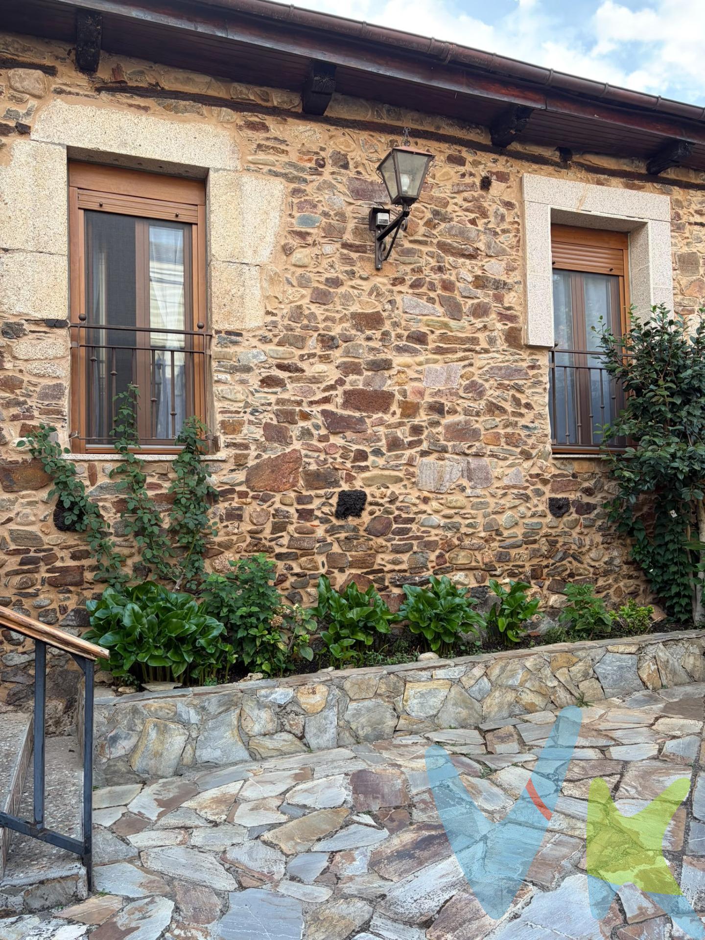 Presentamos una excepcional Casa de Pueblo ubicada en la tranquila zona de Campo-Los Barrios-Compludo, Ponferrada. Esta propiedad reformada ofrece un amplio espacio con una superficie construida de 675 m² y útil de 404 m². La casa cuenta con cinco habitaciones, entre ellas, una doble que garantiza comodidad para toda la familia. Además, dispone de tres baños completos que brindan funcionalidad al hogar. En el exterior se encuentra un generoso terreno parcelado también por 80 m² donde disfrutar del aire libre y una terraza para contemplar  las vistas panorámicas que rodean a esta encantadora vivienda. Entre sus características adicionales destacan: parking privado para su conveniencia; terraza ideal para relajarse o compartir momentos inolvidables; Bodega en piedra perfectamente restaurada y con chimenea.  Esta es más que solo una casa; representa calidad vida perfecta armonía entre confort moderno y entorno natural.