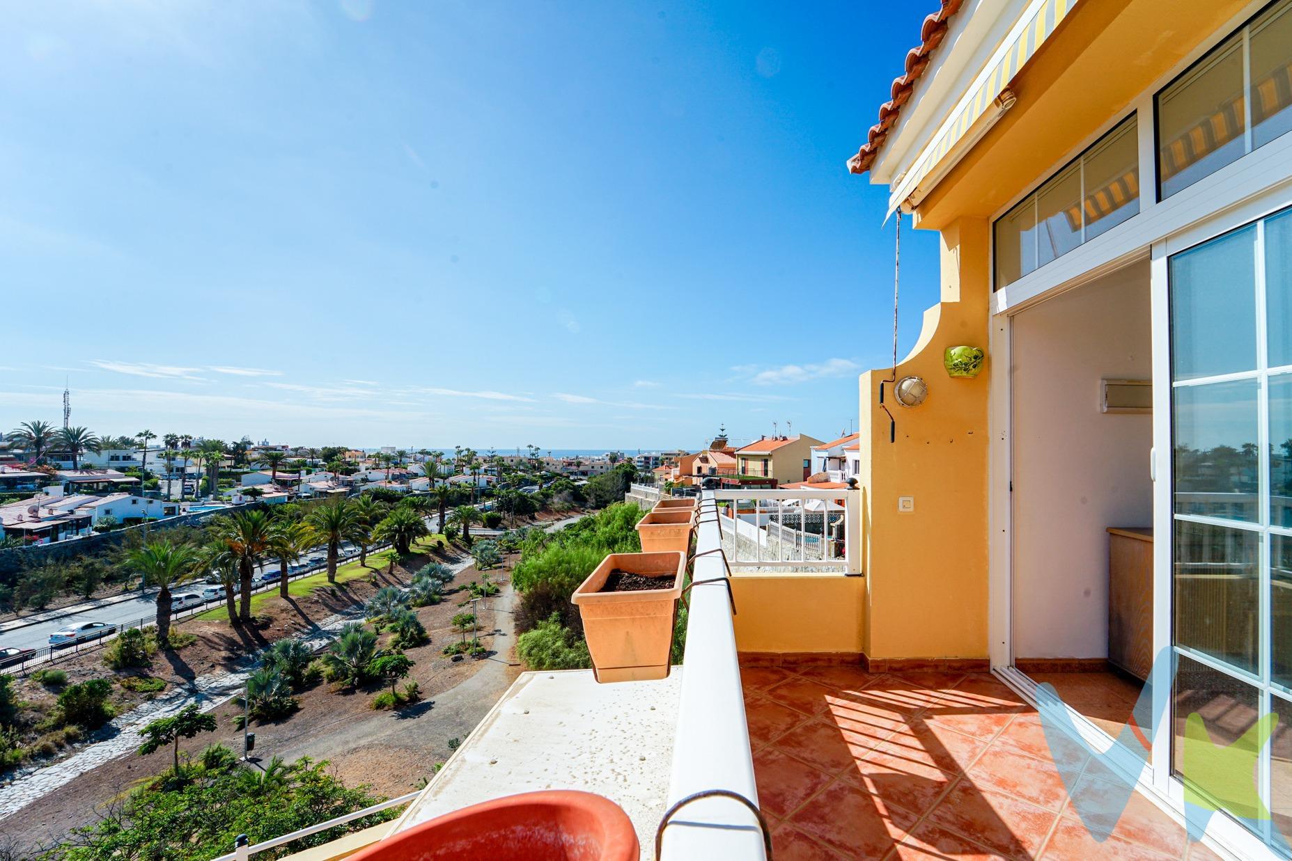 Descubre este espectacular apartamento en esquina con vistas al mar en el horizonte – una vivienda única en una ubicación libre y apartada que garantiza una vida tranquila y relajada. La terraza ofrece sol durante todo el día, perfecta para disfrutar del desayuno bajo el sol de la mañana. El apartamento está situado en una planta alta sin vecinos arriba, lo que brinda una mayor privacidad y tranquilidad. Se encuentra en un complejo tranquilo y bien cuidado que cuenta con una refrescante piscina comunitaria – el lugar ideal para relajarse y refrescarse durante los días cálidos. Su atractiva ubicación ofrece proximidad a todo lo que necesitas, como tiendas, restaurantes y otras comodidades, así como buenas conexiones de autobús que hacen que moverse sea sencillo, todo mientras disfrutas de la paz y la seguridad de la zona. Esta propiedad se vende completamente amueblada y está lista para mudarse – solo necesitas desempacar y comenzar a vivir tu sueño. Arguineguín es conocido por su encanto y ambiente acogedor. Con sus calles pintorescas, agradables cafeterías y un mercado local, el área ocupa un lugar especial en el corazón de muchos. Además, Arguineguín ofrece uno de los mejores climas del mundo, con sol durante todo el año y temperaturas agradables que convierten cada día en un placer. Este apartamento es una combinación perfecta de confort, vistas y calidad de vida – una oportunidad que no querrás perderte!. ### Distribución. Comedor, cocina de concepto abierto, baño y un dormitorio, además de una terraza. ### Aviso Legal. El plano publicado debe considerarse un esquema orientativo y no una representación exacta de la realidad física de la propiedad, pudiendo contener inexactitudes en la disposición y en las medidas. El precio no incluye impuestos ni gastos de la compraventa. Los más importantes son: Impuesto de Transmisiones Patrimoniales (6,5%), así como los gastos de notaría, registro de la propiedad y gestoría. En general, se debe calcular entre un 8-10% del precio, aunque te proporcionaremos una estimación detallada para cada propiedad específica que te interese. Esta propiedad está construida en suelo clasificado para uso turístico, pero el edificio está destinado de hecho a uso residencial, lo que se considera consolidado. 