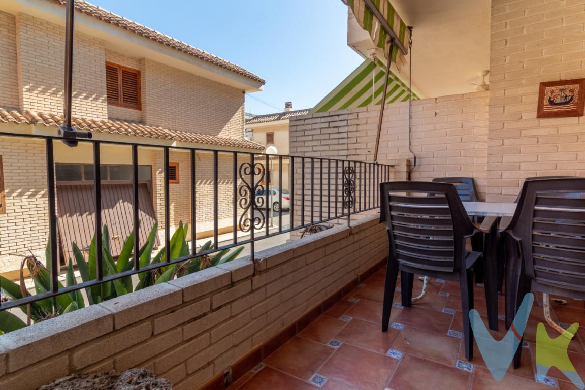  ¡Descubre tu futuro hogar en Canet d\'En Berenguer! Presentamos un encantador piso en venta que ofrece una mezcla perfecta de comodidad, elegancia y funcionalidad.  Si estás buscando un lugar donde instalarte y disfrutar con todos los servicios al alcance, esta vivienda es la opción ideal.Con una ubicación excelente en Canet d\'En Berenguer, este piso te brinda la oportunidad de vivir en un entorno privilegiado a solo unos minutos del mar. Construido en 1989, el edificio mantiene un estilo clásico que se complementa con las modernas comodidades que ofrece.El piso cuenta con una superficie de 69 metros cuadrados útiles y una construcción total de 79,07 metros cuadrados. A tu disposición tendrás dos amplias habitaciones adaptables y un baño completamente equipado.La propiedad también dispone de una amplia terraza, ideal para aquellos que disfrutan de momentos al aire libre. Perfecta para disfrutar de desayunos al sol, cenas en familia o simplemente relajarse con un libro en mano.La distribución del piso se caracteriza por su funcionalidad, con un amplio salón-comedor y cocina completamente equipada, pensada para que cocinar sea una tarea sencilla. Una de las grandes ventajas de esta vivienda es el garaje, garantizando que aparcar nunca será un problema. Cada detalle de la casa ha sido cuidadosamente diseñado para maximizar el confort y la calidad de vida de los habitantes.Canet d\'En Berenguer le ofrecerá una excelente calidad de vida, combinando la serenidad de la costa con la cercanía a servicios y comercios. Además, dispone de buenas conexiones de transporte, lo cual facilita moverse hacia cualquier punto de interés.Este piso representa una oportunidad de adoptar un nuevo estilo de vida en un entorno tranquilo y cómodo. Descubre por ti mismo todo lo que este excelente piso tiene para ofrecer. ¡Contacta con nosotros para agendar una visita! * En nuestra agencia contamos con el distintivo de Agentes de Intermediación Inmobiliaria de la Comunitat Valenciana (Número de registro RAICV 1394) y cumplimos con todos los requisitos que debe tener un profesional del sector inmobiliario. *Por mandato expreso del propietario, comercializamos este inmueble en exclusiva, lo que le garantiza el acceso a toda la información, a un servicio de calidad, un trato fácil, sencillo y sin interferencias de terceros. Si usted es agente inmobiliario y tiene un cliente para este inmueble, llámenos estaremos encantados de colaborar. *El precio indicado no incluye gastos ni otros conceptos. A tal efecto, se informa que al referido precio habrá que añadirle los gastos propios de la transmisión inmobiliaria, entre los que cabe enumerar los siguientes: honorarios notariales, impuesto al que se encuentre sujeta la transmisión (Impuesto sobre el Valor Añadido o Impuesto sobre Transmisiones Patrimoniales y Actos Jurídicos Documentados, según el caso), gastos de inscripción en el Registro de la Propiedad y honorarios de intermediación de la agencia inmobiliaria.  *¿Qué te ofrecemos en nuestra agencia?  - Agilizamos y hacemos más cómodo el proceso. - ¡Nos ocupamos de todo! Cero preocupaciones. - Recibe apoyo legal y fiscal durante todo el proceso. - Experto inmobiliario 100% a tu lado. - Asistencia post venta ¡Seguimos a tu lado!