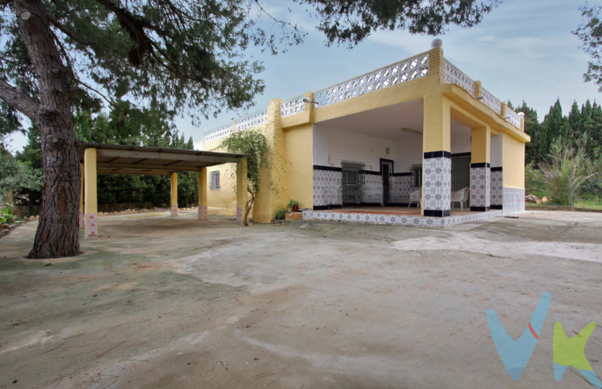 Casa de campo rústica con parcela de 2.151 m² y piscina a 12 minutos de Torrent  Se vende casa de campo con parcela de 2.151 m² situada en la partida El Modroñal, en un entorno natural muy tranquilo a 12 minutos de Torrent.  La propiedad se encuentra en una zona con vegetación mediterránea, con terreno suficiente para cultivo, huerto o simplemente disfrutar del espacio exterior. Es una finca pensada para quienes buscan alejarse del ruido de la ciudad, vivir con tranquilidad y disfrutar de la naturaleza y del aire libre. La vivienda principal cuenta con 89 m² construidos inscritos en Registro de la Propiedad, construida en 1977, y se distribuye en:  * 4 habitaciones amplias  * salón-comedor  * cocina independiente de buen tamaño  * aseo interior (sin ducha ni bañera)  * amplia terraza exterior de aproximadamente 20 m²  La casa destaca por techos altos y mucha luminosidad natural en todas las estancias.  En la parcela encontramos además varias construcciones auxiliares:  * Piscina privada  * Baño amplio y completo con bidé  * Dos trasteros de 20 y 22 m²  * Cocina exterior  * Paellero  * Pequeño taller  * Almacén agrícola para herramientas  * Porche cubierto con capacidad para varios vehículos  La parcela se divide en dos zonas: una zona residencial con la vivienda y la piscina completamente pavimentada, y otra destinada a campo o cultivo, con árboles y espacio suficiente para distintos usos agrícolas o de ocio.  Dispone de suministro eléctrico de red y agua de pozo. El acceso es cómodo, con carretera asfaltada hasta el último tramo, que es camino de tierra en buen estado.  La vivienda y algunas construcciones exteriores requieren actualización y trabajos de reforma, lo que permite adaptarla al gusto del comprador.  Al tratarse de suelo rústico, las actuaciones deben realizarse sobre las construcciones existentes, manteniendo su superficie actual, por lo que es una propiedad especialmente interesante para quienes buscan una auténtica casa de campo con terreno, privacidad y entorno natural, más que una vivienda para ampliaciones o nuevas edificaciones.  Una oportunidad para disfrutar de vida tranquila, espacio exterior y naturaleza a pocos minutos de la ciudad.  Si tienes que vender antes tu vivienda, llámanos y te asesoramos cómo hacerlo para además tener los mínimos gastos posibles y todas las garantías.  Agencia Registrada con el nº00516 en el Registro Obligatorio de Agentes Inmobiliarios de la Comunidad Valenciana    Por mandato expreso del propietario, COMERCIALIZAMOS ESTE INMUEBLE EN EXCLUSIVA, lo que le garantiza el acceso a toda la información, a un servicio de calidad, un trato fácil, sencillo y sin interferencias de terceros. Por este motivo, se ruega NO MOLESTAR AL PROPIETARIO, a los ocupantes de la propiedad o a los vecinos. Muchas gracias por su comprensión.   La oferta está sujeta a cambios de precio o retirada del mercado sin previo aviso. Este anuncio en su conjunto, incluyendo textos, fotos, imágenes o cualquier otro contenido de este, no es vinculante dado que la información es ofrecida por terceros y puede contener errores. Se muestra a título informativo y no contractual.  El precio del inmueble no incluye los honorarios de la agencia que ascienden al 4%+IVA del precio final del inmueble, ni los gastos de notaría y registro de la propiedad (que están sujetos a aranceles y varían dependiendo del precio de escrituración), ni los impuestos (que en la Comunitat Valenciana varían dependiendo del precio del inmueble y de las características personales del comprador).  Esta propiedad se pone a la venta con toda la documentación comprobada y en regla, por lo que ofrecemos GARANTIAS a los compradores.