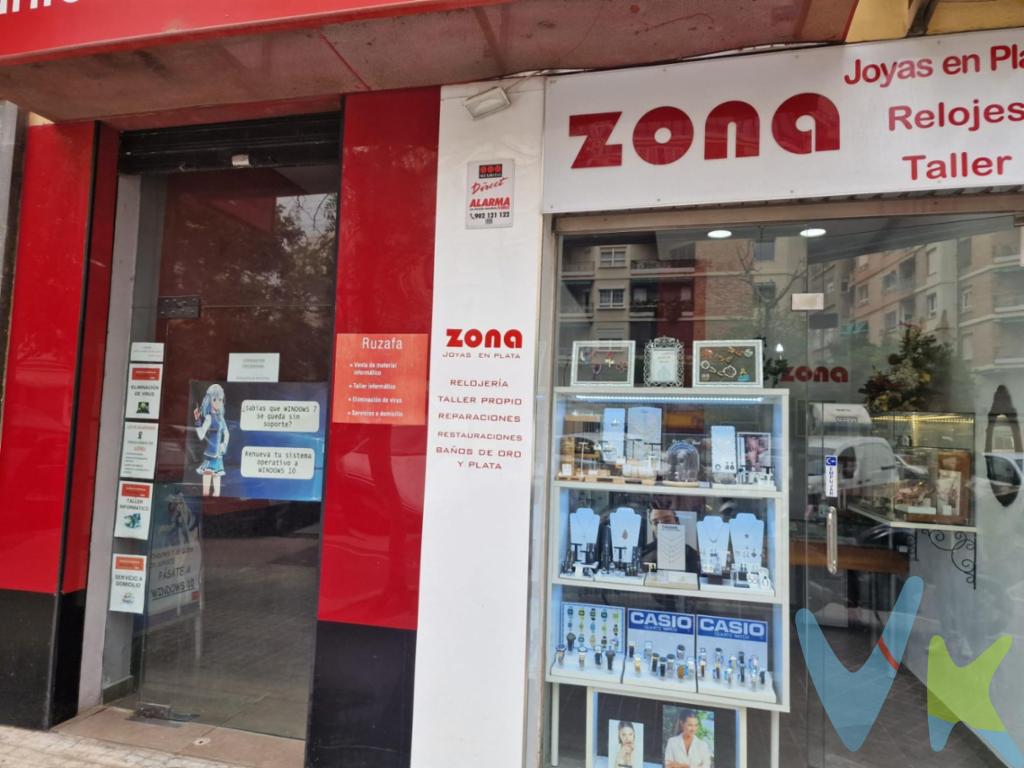 ¡Una gran oportunidad de inversión en el corazón de la vibrante zona de Russafa en Valencia! Este encantador local comercial, con una superficie de 41 metros cuadrados, está listo para dar vida a tu negocio. Con un diseño cuidado y en perfecto estado, ofrece un espacio versátil y acogedor para dar rienda suelta a tu creatividad...Con su ubicación privilegiada, este local se beneficia de una excelente conectividad y accesibilidad. La zona cuenta con una amplia red de transporte público, incluyendo autobuses, metro, tranvía y tren, que aseguran un flujo constante de clientes potenciales. Además, su ubicación céntrica garantiza una gran afluencia de personas y una alta visibilidad para tu negocio...El entorno de este local comercial es inmejorable. Rodeado de centros comerciales, centros médicos, universidades, colegios y hospitales, se encuentra en una zona dinámica y en constante crecimiento. Los numerosos parques, ideales para relajarse o dar un paseo, brindan un ambiente agradable y atractivo para los clientes. Además, su proximidad a supermercados y zonas infantiles asegura un flujo constante de familias y consumidores...Con todas las comodidades incluidas, como agua y luz, este local está listo para ser ocupado de inmediato. Su diseño versátil permite adaptarse a una amplia variedad de negocios, desde tiendas boutique hasta estudios creativos...No pierdas la oportunidad de establecer tu negocio en esta ubicación estratégica. ¡Ven y descubre todo el potencial que este local comercial tiene para ofrecer!..Actualmente se encuentra con inquilino por lo que tienes también la posibilidad de tener una buena rentabilidad. ..Agencia Registrada con el Nº 89 en el Registro Obligatorio de Agentes Inmobiliarios de la Comunitat Valenciana. Puede consultar en la web de la GVA: .https://habitatge.gva.es/es/registres-en-materia-habitatge..La oferta está sujeta a cambios de precio o retirada del mercado sin previo aviso. Este anuncio en su conjunto, incluyendo textos, fotos, imágenes o cualquier otro contenido del mismo, no es vinculante dado que la información es ofrecida por terceros y puede contener errores. Se muestra a título informativo y no contractual..El precio no incluye lo siguiente: Honorarios de la agencia inmobiliaria, impuestos (IVA, ITP) y otros gastos de la Compraventa (notaria, gestoría y registro)...Por mandato expreso del propietario, comercializamos este inmueble en exclusiva, lo que le garantiza el acceso a toda la información, a un servicio de calidad, un trato fácil, sencillo y sin interferencias de terceros. Por este motivo, se ruega no molestar al propietario, a los ocupantes de la propiedad o a los vecinos. Muchas gracias por su comprensión. Si usted es agente inmobiliario y tiene un cliente para este inmueble, llámenos: estaremos encantados de colaborar..