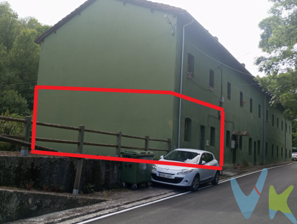 Se vende vivienda para reforma interior, se trata de la vivienda número 3 de un edificio de planta y piso ubicado en la localidad de Santianes, Teverga, está situada a 4 kilómetros de la capital del municipio, San Martin.El edificio está formado por 12 viviendas, es una antigua construcción que fue propiedad de las minas de teverga y que se destinaban a vivienda de los trabajadores. Parte de las viviendas estan utilizándose como primera vivienda y otras de segunda residencia.La vivienda ocupa una superficie de 67 metros cuadrados, consta de salón-cocina, dos dormitorios, baño y galería. Tiene dado de alta el suministro de electricidad, tiene saneamiento y habría de que dar de alta el suministro de agua. Las paredes son de piedra y necesita reforma interior.El tejado del edificio está en perfecto estado, se cambió hace unos 10 años.Teverga es un municipio rural situado en plena cordillera cantábrica con una economía basada hasta hace unos años en actividades mineras y ganaderas si bien actualmente está teniendo un auge turistico vinculado a actividades relacionadas con la naturaleza o la cultura por lo que es una excelente oportunidad para aquellas personas que están valorando adquirir una segunda vivienda en un núcleo rural con numerosas posibilidades de ocio cultural, en sus inmediaciones puedes disfrutar del Parque Natural de las Ubiñas y la Mesa que cuenta con zonas de escalada, numerosas áreas recreativas, rutas de montaña para la práctica del senderismo o la bicicleta de montaña, avistamiento de animales salvajes de la fauna local tales como osos, lobos, corzos o jabalíes, espeleología; la senda del oso, antigua vía del tren minero reconvertida en vía verde que se puede hacer caminando o en bicicleta; El parque de la Prehistoria, equipamiento cultural vinculado a la difusión del arte paleolítico superior. ¡Ya ves, numerosas oportunidades para disfrutar todo el año no te faltaran!El inmueble no esta inmatriculado en el registro de la propiedad.NO estan incluidos los gastos de I.T.P. y notaria.¡No dejes de visitarlo! Llámanos rápido y te gestionamos una visita para conocer el inmueble antes de que se te adelanten. Te presentamos una excelente oportunidad de adquirir una vivienda para reformar y hacerte tu lugar de descanso en plena naturaleza de cara a fines de semana y vacaciones.