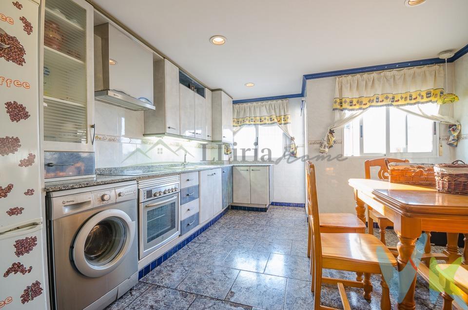 Ref. 04358 – EXCLUSIVA- Piso dúplex en Villamarchante con garaje incluido. 🏡Si buscas amplitud, tranquilidad y una vivienda con múltiples posibilidades, este dúplex en Villamarchante puede encajar perfectamente contigo. Te presentamos este acogedor piso dúplex situado en segunda planta sin ascensor, una opción ideal para quienes valoran la tranquilidad, la luz y la independencia en su vivienda. Ubicado en una zona residencial muy tranquila, pero a la vez próxima a todos los servicios, este inmueble ofrece el equilibrio ideal entre comodidad y calidad de vida. La vivienda cuenta con 100 m² construidos, a los que se suma un amplio espacio adicional en planta superior, perfecto para adaptar a tus necesidades: zona de trabajo, ocio, almacenaje o incluso ampliar la vivienda. 📐 Distribución:. * Salón-comedor amplio con chimenea, ideal para crear un ambiente cálido y acogedor. * Cocina independiente con galería. * 2 habitaciones dobles de gran tamaño. * 2 baños (uno de ellos en suite, pendiente de instalación de sanitarios). 🚗 Extras incluidos:. * Plaza de garaje en el mismo edificio. ✨ Calidades y equipamiento:. * Ventanas de aluminio lacado en blanco. * Suelos de gres. * Chimenea en el salón. * Aire acondicionado mediante split en salón. * Radiadores de calor azul. * Termo eléctrico. 📍 Ubicación:. Situado en una zona residencial de Villamarchante, muy tranquila y con fácil acceso a todos los servicios del municipio. Una vivienda con gran potencial, ideal tanto como residencia habitual como para quienes buscan espacio extra y versatilidad. 📞 No dejes pasar esta oportunidad y ven a visitarlo. ¡Te sorprenderá todo lo que puede ofrecerte!. Información importante para el consumidor. El precio del inmueble ofertado no incluye:. Honorarios de la agencia inmobiliaria. Gastos notariales y registrales, que están sujetos a aranceles oficiales y varían en función del precio de escrituración. Impuesto sobre Transmisiones Patrimoniales (ITP), cuyo importe depende del precio del inmueble y de las circunstancias personales del comprador conforme a la normativa vigente en la Comunitat Valenciana. Gastos derivados de la gestión del cambio de titularidad de suministros, en caso de ser solicitados. Comercialización en exclusiva. Por expreso deseo de la propiedad, este inmueble se comercializa en régimen de exclusiva por Lliria Home Inmobiliaria. Rogamos no contactar directamente con la propiedad. Para concertar visitas o ampliar información, contacte con nosotros. Servicios de intermediación inmobiliaria. Los servicios de intermediación incluidos en los honorarios profesionales comprenden, de manera enunciativa y no limitativa, los siguientes:. Visita al inmueble o inmuebles seleccionados por el cliente. Análisis documental del inmueble a adquirir, incluyendo la revisión de la situación registral y catastral. Intermediación y negociación con la parte vendedora para el cierre de la operación. Redacción de los contratos privados necesarios. Supervisión y seguimiento de la operación hasta su firma y acompañamiento a la notaría. Presentación del cliente a entidades financieras para la obtención de financiación, en caso de que lo solicite. Acompañamiento al tasador designado por la entidad financiera seleccionada por el cliente. Realización de visitas adicionales cuando sea necesario para comprobaciones o aclaraciones. Gestión del cambio de titularidad de suministros, en caso de ser solicitada. #exclusiva #venta #compromiso #inmobiliariallíria #lliriahomeinmobiliaria #firmanotaria #clientescontentoslliriahome