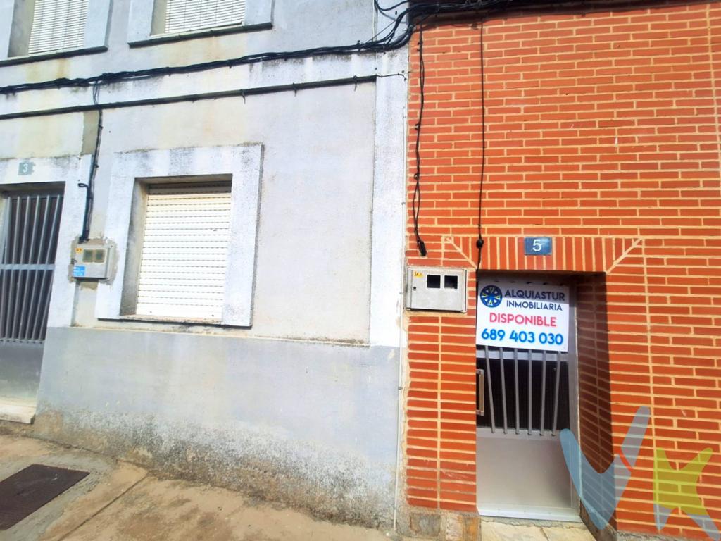 Se vende vivienda en  Melgar de Arriba, con acceso principal por Calle San Miguel y salida posterior a Calle La Fuente. La fachada principal da a Calle San Miguel, donde solo se encuentra la puerta de acceso a la vivienda (las ventanas que aparecen en la foto pertenecen a la casa colindante). Al entrar, un pasillo distribuye las estancias: ➡️ A la derecha, el acceso a un antiguo pajar. ➡️ A la izquierda, el salón, desde el cual se accede a dos habitaciones dobles con ventanas a la calle. ➡️ A la derecha del salón se encuentra la cocina, que comunica con el baño. Desde la cocina se sale al patio, un espacio con encanto y muchas posibilidades. Bajando unas escaleras se accede a la bodega y a una panera en la parte trasera, con salida directa a Calle La Fuente. En esta zona podría ampliarse la vivienda o destinarse a otros usos (merendero, salón más grande, garaje, etc.), siempre con la debida autorización municipal. 🌿 El patio, aunque pequeño, ofrece la posibilidad de nivelarlo y crear una agradable zona de barbacoa o comedor exterior para disfrutar con familia y amigos en primavera y verano.🔹 Características principales🏠 Superficie construida: 195 m² (según Catastro)🧱 Año de construcción: 1850🔌 Suministros de luz y agua dados de alta🪵 Suelos de gres🔧 Necesita reforma Se trata de una casa tradicional con encanto, ideal para quienes buscan un proyecto de rehabilitación y una vivienda acogedora para una familia pequeña (hasta 4 personas aprox.). 🏘️ Sobre el puebloMelgar de Arriba es una pequeña localidad con mucho encanto, ideal para quienes buscan tranquilidad y vida de pueblo sin renunciar a lo esencial. Dispone de los principales servicios básicos para el día a día:🏥 Centro médico y farmacia (dos días por semana)🍞 Panadería, 🧀 quesería y bar🚚 Venta ambulante de carne, pescado, fruta y productos básicosAdemás, cuenta con una amplia zona recreativa con piscina fluvial, pistas de pádel, frontón, fútbol sala, parque infantil, barbacoas y chiringuito: un lugar perfecto para disfrutar al aire libre en los meses de buen tiempo. ☀️Está situada a solo 10 minutos de Sahagún, donde encontrarás supermercados, bancos, farmacias, veterinarios y todos los servicios complementarios. Un entorno tranquilo con todo lo necesario para disfrutar de una vida más relajada ¡por mucho menos de lo que imaginas! 🏡✨ 💰 Precio: 24.900 EUR 📞 ¿Te gustaría venir a verla? ¡Contacta con nosotros en el teléfono 689 403 030!  En el precio del inmueble no se incluyen los gastos de notaría, registro e impuestos asociados a la operación.