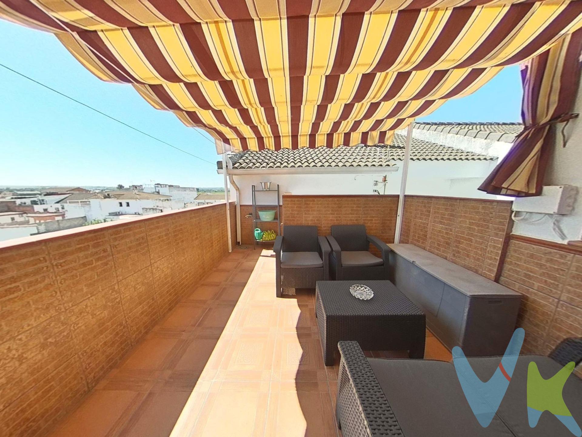 Tu refugio con encanto en Almodóvar del Río –. Esta casa adosada, situada en el pintoresco municipio de Almodóvar del Río (a apenas 22 km de Córdoba), te conecta con su rica herencia cultural y un entorno natural inigualable. Detalles de la vivienda. Planta baja: cochera privada, salón acogedor, cocina con sofá integrado, baño y patio para tu tranquilidad al aire libre. Planta alta: cuatro dormitorios funcionales, un baño adicional, y acceso a una terraza para disfrutar del sol y las vistas. ¿Qué hace a esta casa tan especial?. Lugar de película: Almodóvar del Río alberga un castillo medieval de ensueño y fue escenario de “Juego de Tronos”, además de ofrecer paisajes que combinan patrimonio histórico y naturaleza pura. Naturaleza y aventura al lado: a pasos del Parque Natural Sierra de Hornachuelos y del embalse de La Breña, puntos neurálgicos para actividades al aire libre como senderismo, kayak o simplemente contemplar el paisaje. La oportunidad que esperabas. Una casa con espacios generosos, adaptable a tus necesidades, perfecta como primera vivienda o segunda residencia con carácter. Localización estratégica: combina la tranquilidad de un pueblo con la proximidad a Córdoba y sus servicios. Un entorno que combina cultura, gastronomía local y belleza natural, ideal para quienes buscan vivir con autenticidad y bienestar. Resumen rápido. Características	Detalles. Plantas	Baja + 1. Dormitorios	4. Patio / Terraza	Sí / Sí. Garaje	Sí. Placas solares. Entorno	Histórico y natural. Conexión con Córdoba	Excelente (22 km). ¿Quieres vivir entre historia y naturaleza, con espacio para soñar y disfrutar? Esta casa es tu oportunidad perfecta. Contáctanos y descubre cómo convertir esta joya en tu hogar. El comprador tendrá un coste adicional de un 2,5% más IVA del precio de venta final, por el servicio de gestión, asesoramiento y formalización del proceso de compra. Este importe no está incluido en el precio publicado en venta. INFORMACIÓN ADICIONAL. Para cumplir con la normativa vigente tenemos a disposición del cliente el Documento de Información Abreviada D. I. A. Los precios indicados pueden sufrir alteraciones sin previo aviso. Los GASTOS DE LA COMPRA serán según ley (Notaria, Registro e Impuestos) y no están incluidos en el precio señalado. 