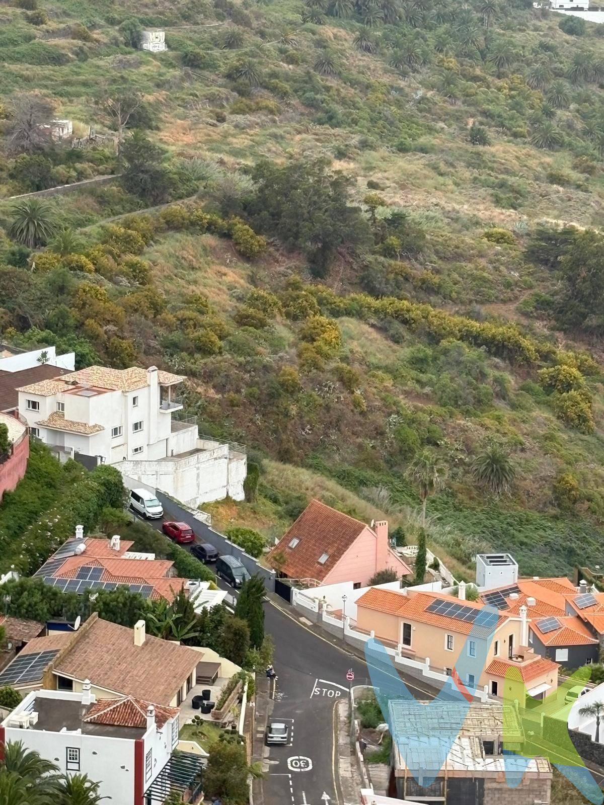 ¡Oportunidad única en una de las zonas más privilegiadas del norte de Tenerife!. ¿Buscas un lugar ideal para construir tu casa, invertir o desarrollar un proyecto? ¡Este terreno es perfecto para ti! Ubicado en Urbanización La Baranda, en el Sauzal, y con una superficie de 716 m2, permite la construcción de una edificación de 269 m2, de los que podrían corresponder 138 m2 a una planta baja y 131 m2 a planta alta. Este terreno no solo destaca por sus características, su excelente ubicación lo convierte en una opción inmejorable para construir la casa de tus sueños o desarrollar un proyecto de gran proyección; zona tranquila y exclusiva, entorno natural con espectaculares vistas al mar y a las montañas, rápido acceso a la autopista y a todos los servicios. Llámame y lo vemos.