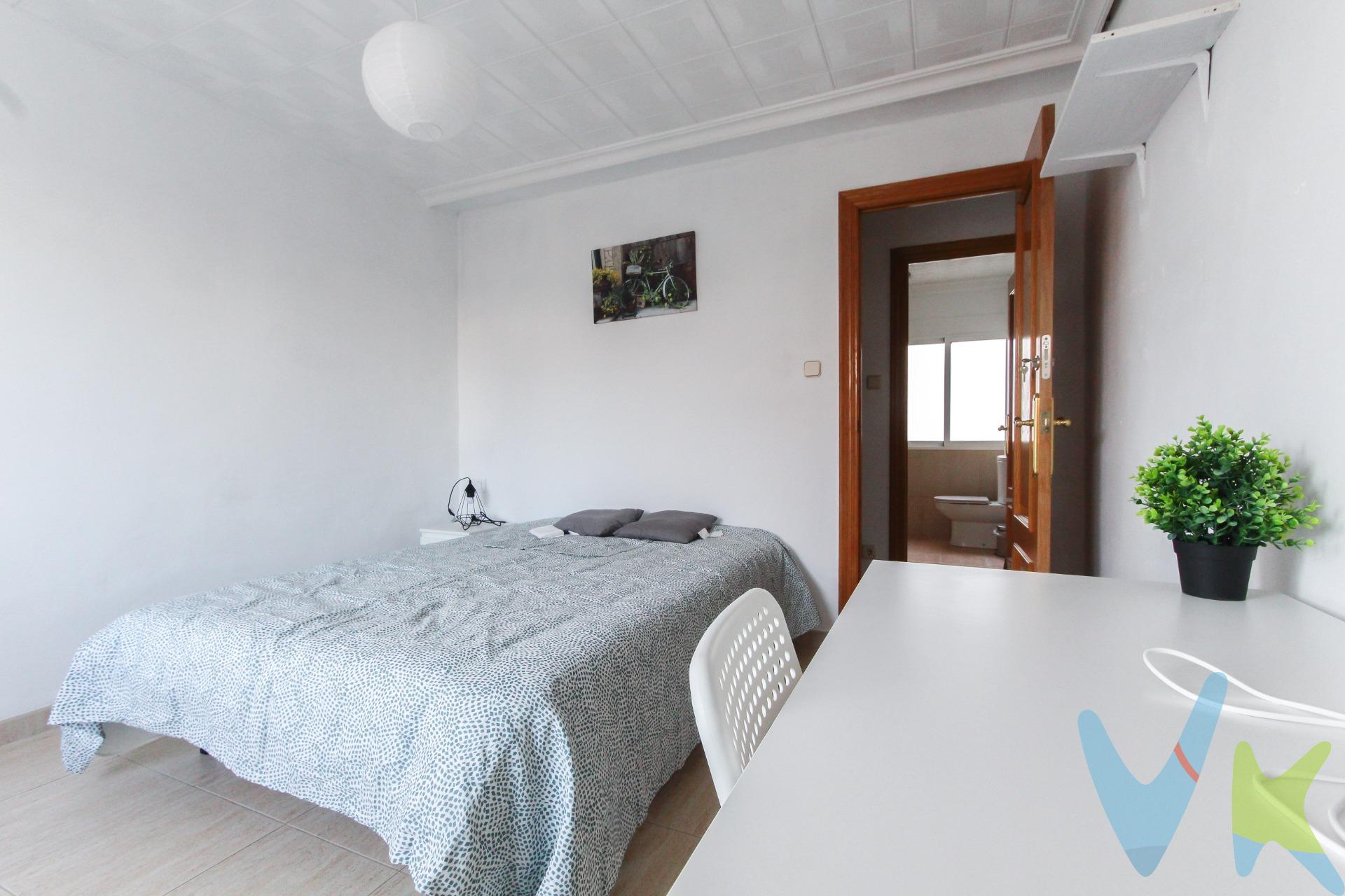 ¿Buscas un hogar espacioso, céntrico y perfectamente comunicado? Este piso en la calle Luis Vives es la opción ideal para quienes quieren vivir en el corazón de Xirivella sin renunciar a la cercanía con Valencia. Se trata de un inmueble en una buena finca, situado en una cuarta planta sin ascensor que garantiza luz natural y tranquilidad. Actualmente, la vivienda se encuentra alquilada por habitaciones (rentando a 360€/mes por habitación), lo que demuestra su altísima demanda en la zona. Esta gestión actual ofrece una rentabilidad del 7%, una cifra que supera sobradamente los gastos de mantenimiento, convirtiéndolo también en una opción muy atractiva si buscas una inversión segura mientras decides cuándo entrar a vivir. Su distribución es muy versátil: cuenta con 4 amplias habitaciones, por lo que puedes mantener esta configuración para maximizar ingresos o convertir una de ellas para recuperar un gran salón y disfrutar de tres dormitorios espaciosos. Lo que te encantará de esta vivienda:. Versatilidad: Puedes mantener sus 4 dormitorios actuales o recuperar un gran salón y disfrutar de 3 habitaciones amplias según tus necesidades. Rentabilidad probada: Actualmente generando un 7% de rentabilidad, superando sobradamente los gastos. Ubicación inmejorable: En pleno centro, junto al Mercado Central de Xirivella. Tendrás todo lo necesario a pie de calle. Vistas despejadas: Disfruta de la amplitud visual y la luz que ofrece su posición. Funcionalidad: Cuenta con un baño grande, cocina completa con galería (zona de lavado) y un útil cuarto trastero para mayor almacenamiento. Conexión directa: Olvídate del coche. La vivienda cuenta con una excelente combinación de transporte público para llegar a Valencia en pocos minutos. Si buscas un piso cómodo, con espacio suficiente y en una ubicación estratégica, esta es tu oportunidad. Es un cuarto piso sin ascensor, pero compensado con la excelente ubicación, las vistas y el valor añadido que ofrece su alta rentabilidad actual. ¡Ven a visitarlo y descubre todo el potencial que tiene para convertirse en tu hogar ideal o en tu próxima inversión exitosa!. VENTA:. PVP 166.900€. Gastos e impuestos no incluidos en el precio. La compra conlleva impuestos y gastos de formalización para el comprador. A título orientativo se informa que en segundas transmisiones el ITP con carácter general en Valencia es del 9%, pudiendo existir otros tipos impositivos atendiendo a las circunstancias personales del comprador u otras circunstancias previstas legalmente. Base imponible del impuesto el mayor valor entre el precio de compraventa, la tasación o el valor de referencia catastral. En cuanto a los gastos de notaría y registro, en su caso, suelen oscilar aprox. entre 1,5% y 2,5% (aranceles variables según precio, n.º de copias y complejidad). El comprador elige notario. Si el comprador precisase de hipoteca: tasación, condiciones y costes bancarios serán según entidad elegida por el comprador, así como los gastos de gestoría, y cualesquiera otros gastos inherentes a la formalización de la compraventa que legalmente correspondan a la parte compradora, salvo pacto expreso en contrario con el vendedor. El consumidor tiene, conforme a la normativa vigente, a su disposición información y documentación adicional relativa al inmueble y condiciones de la compraventa, que podrá ser consultada en C/Joaquín Costa 4, bajo 46005 Valencia o urbe2@remax.es. Honorarios de mediación inmobiliaria a cargo del COMPRADOR: (3% del precio final de venta más IVA (21%), salvo otro pacto.); y de VENDEDOR (según acuerdo con el mismo). Se informa al consumidor que la agencia actúa como intermediaria inmobiliaria en la operación, estando cualquier eventual compraventa y sus condiciones sujeta a la aceptación expresa del propietario-vendedor y a la posterior formalización del correspondiente contrato.