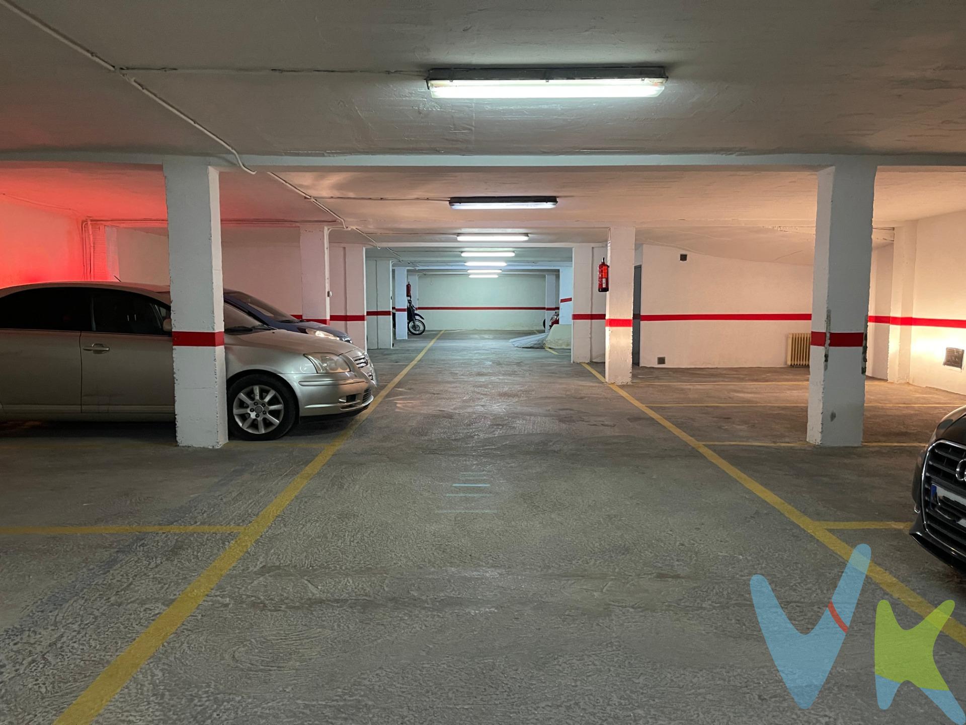 ¡No pierdas la oportunidad de adquirir una plaza de parking en una ubicación inmejorable! Esta plaza se encuentra en la Av. General Pereyra nº36, justo debajo del icónico edificio conocido como "La Harinera". En la planta menos dos, encontrarás tres plazas de parking disponibles a la venta: las números 35 y 36, que están juntas, y la número 62, justo en frente. Cada una de estas plazas tiene un tamaño aproximado de 13 m2, lo cual las hace ideales para todo tipo de vehículos. El acceso a la planta menos dos se realiza a través de una rampa, lo que facilita la entrada y salida sin tener que maniobrar en exceso. El acceso a las plazas se realiza a través de una puerta principal amplia, que se abre automáticamente mediante un mando a distancia. También existe una entrada peatonal con una puerta más pequeña que se abre manualmente con llave. Además, en ambas plantas se encuentran instalados ventiladores de encendido automático mediante luz pulsada y temporizador. El mantenimiento anual de estas plazas es muy económico, ya que con un único pago de 65€ al año se incluye la limpieza, el mantenimiento y el seguro. No dejes pasar esta oportunidad de tener tu propia plaza de parking o, si eres un inversor, aprovecha esta excelente oferta en cuanto a precio y ubicación. Recuerda que el precio de venta al público de esta propiedad no incluye los gastos de adquisición, como los honorarios notariales, registrales, de gestión, entre otros.