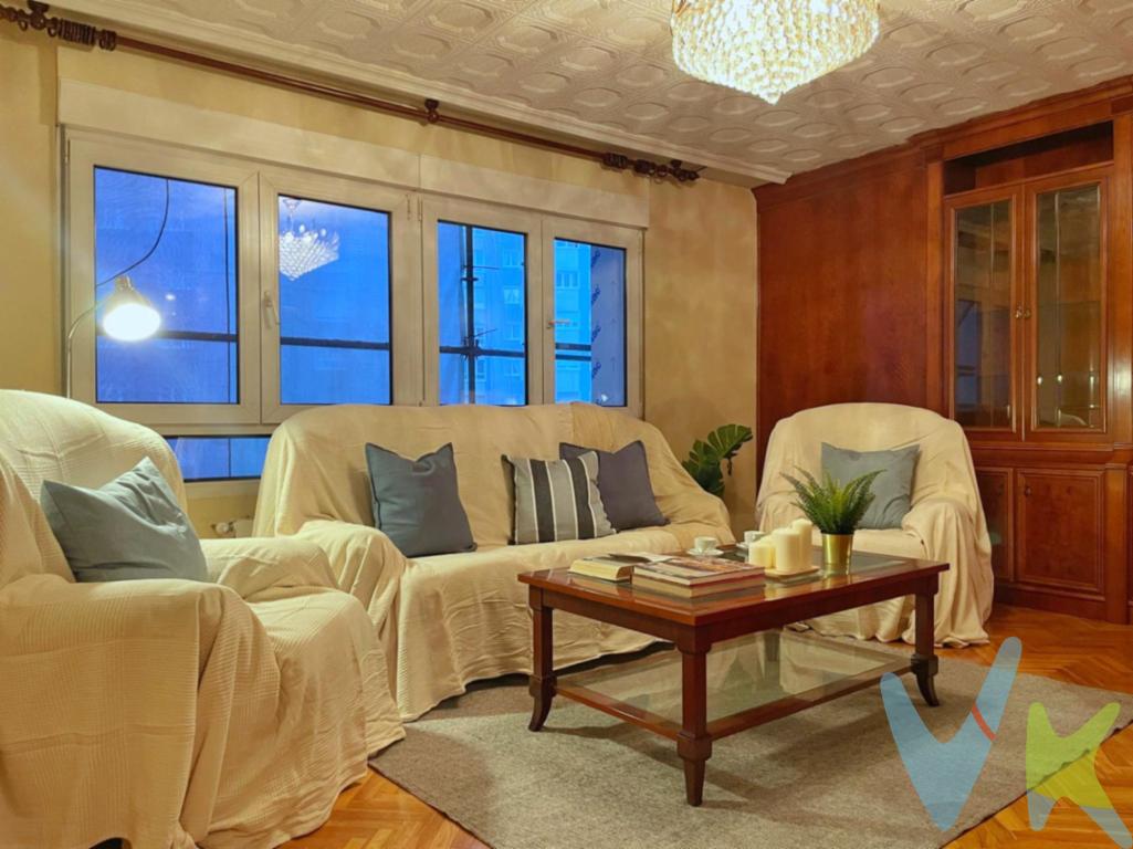 Piso amplio y luminoso, exterior, con cuatro dormitorios y dos baños. Las fachadas, la cubierta y el portal han sido rehabilitados recientemente, por lo que el edificio se encuentra en perfecto estado.Situado a escasos minutos a pie de la playa de Poniente, en una zona tranquila y muy bien comunicada. En el entorno encontrarás todos los servicios necesarios: supermercados, colegios, transporte público, tiendas y agradables zonas para pasear.Un hogar cómodo y funcional, con espacio suficiente para una familia o para quienes buscan vivir con amplitud y luz natural. Ideal para disfrutar del día a día sin depender del coche y con el mar siempre presente.Un lugar para vivir con calma, comodidad y calidad, sin complicaciones. Se informa a los interesados que el precio de venta indicado no comprende los honorarios al comprador de la agencia inmobiliaria, el Impuesto de Transmisiones Patrimoniales (ITP) ni los gastos asociados a la compraventa (notaría, registro de la propiedad y otros)