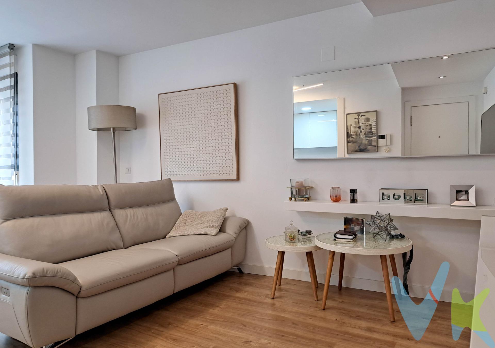 Este segundo piso, ubicado en la zona del parque de Pere Crespi, es una excelente oportunidad para quienes buscan comodidad y una ubicación privilegiada. La vivienda cuenta con ascensor. Al entrar, se encuentra una luminosa cocina comedor tipo office, que ofrece un espacio ideal para compartir momentos en familia, con salida directa a una práctica galería que aporta funcionalidad al hogar. El piso dispone de tres habitaciones, todas con buena iluminación natural, lo que crea un ambiente acogedor y confortable. La distribución incluye dos baños completos, proporcionando comodidad y privacidad a los residentes. Además, cuenta con un trastero comunitario, perfecto para almacenamiento adicional. El inmueble se vende sin muebles, permitiendo a los nuevos propietarios personalizarlo completamente a su gusto. Además, la propiedad cuenta con un fácil acceso a la Autovía y a la estación de tren, facilitando los desplazamientos diarios y las conexiones con otras ciudades. La ubicación es inmejorable, al estar cerca del parque de Pere Crespi, un entorno tranquilo y agradable para disfrutar de paseos al aire libre, áreas verdes y diversas actividades recreativas. Ideal para familias o aquellos que desean un hogar con una excelente distribución, esta propiedad es una combinación perfecta de comodidad y calidad de vida. ¡Contáctanos para más información o para organizar una visita!. El inmueble se encuentra certificado con el sello de ASICVAL el único sello de garantía del sector que asegura a los consumidores que las propiedades comercializadas cuentan con toda la información y documentación exigida por la normativa actual . Si estás interesado-@ llámanos. Teléfono 96 172 45 35. www.grupo-vive.com. oficinavivealzira@gmail.com. Impuesto de Transmisión Patrimonial, gastos de notaría, Registro de la Propiedad y Honorarios inmobiliarios no incluidos en el precio de venta. . . 