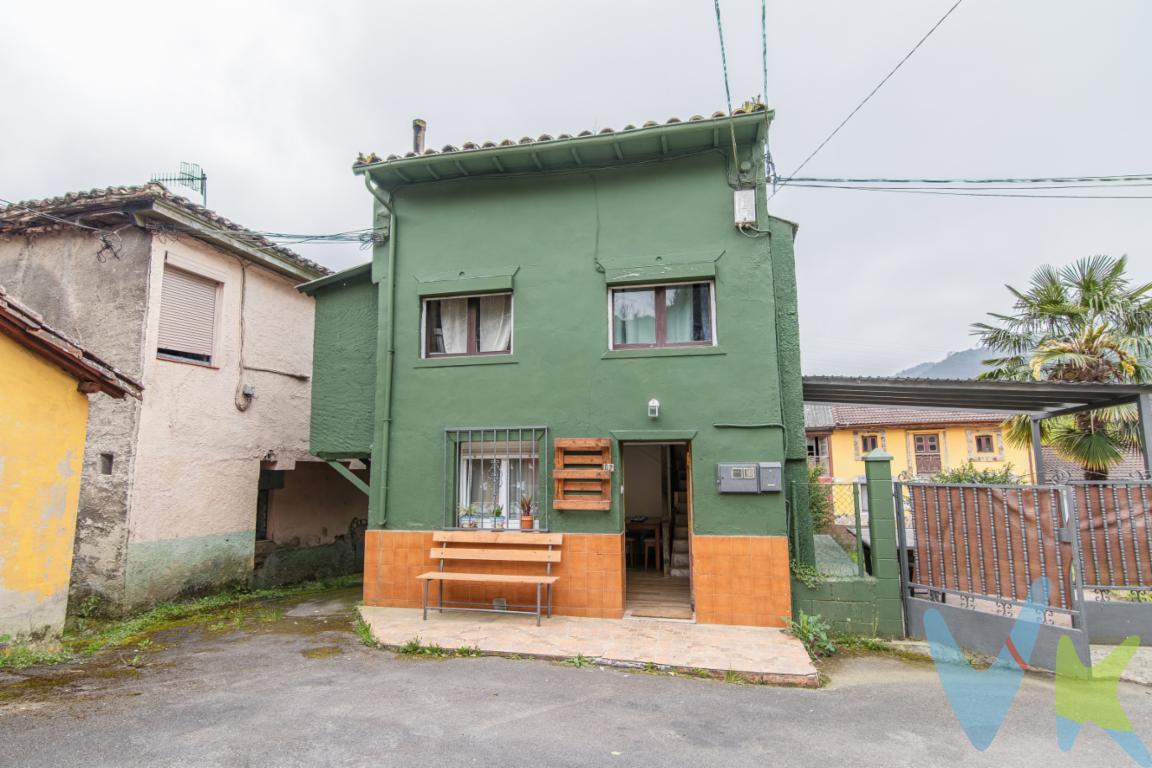 \"Casa independiente en Frieres: con patio privado, porche\"Si buscas la tranquilidad de una aldea asturiana sin renunciar a la comodidad, esta casa en Frieres (Langreo) es la oportunidad perfecta. Una vivienda acogedora, totalmente exterior y lista para convertirse en tu nuevo hogar o en una excelente inversión de turismo rural.Distribución y Características Principales:La vivienda destaca por su excelente aprovechamiento del espacio y su luminosidad:Dormitorios: 2 habitaciones amplias y luminosas.Baños: 1 baño completo.Cocina: Independiente, ideal para quienes disfrutan de un espacio propio para cocinar.Extras de Almacenamiento: Cuenta con un práctico trastero y un altillo, ofreciendo ese espacio extra tan necesario.Suministros: Calefacción y agua caliente eléctrica para mayor comodidad.Ubicación y Entorno Privilegiado:Lo que realmente hace especial a esta propiedad es su conexión con el entorno natural:Zona Exterior de Disfrute: La casa cuenta con un patio lateral privado, equipado con una mesa y sillas bajo un porche cubierto. Es el rincón perfecto para comidas al aire libre o disfrutar de una cena tranquila en las noches de veranoEntorno Tranquilo: Situada en la aldea de Frieres, ofrece la paz del entorno rural asturiano pero con la cercanía a los servicios de Langreo.Una casa con carácter, totalmente exterior y rodeada de naturaleza. ¡Ven a visitarla y déjate enamorar por sus vistas!  PRECIO DE VENTA SIN GASTOS NI IMPUESTOS INCLUIDOS: El precio de venta no incluye gastos de notaría, registro de la propiedad, gestoría, ni el Impuesto de Transmisiones Patrimoniales (ITP) o el IVA/AJD. HONORARIOS: El precio de venta no incluye los honorarios que se devengan a cargo del cliente comprador por la prestación de servicios de asesoramiento y gestión. El importe asciende al 2%, con un mínimo de 2.000 EUR, del Precio de Venta (IVA no incluido). Dichos honorarios deberán ser abonados a la firma de la escritura pública. 
