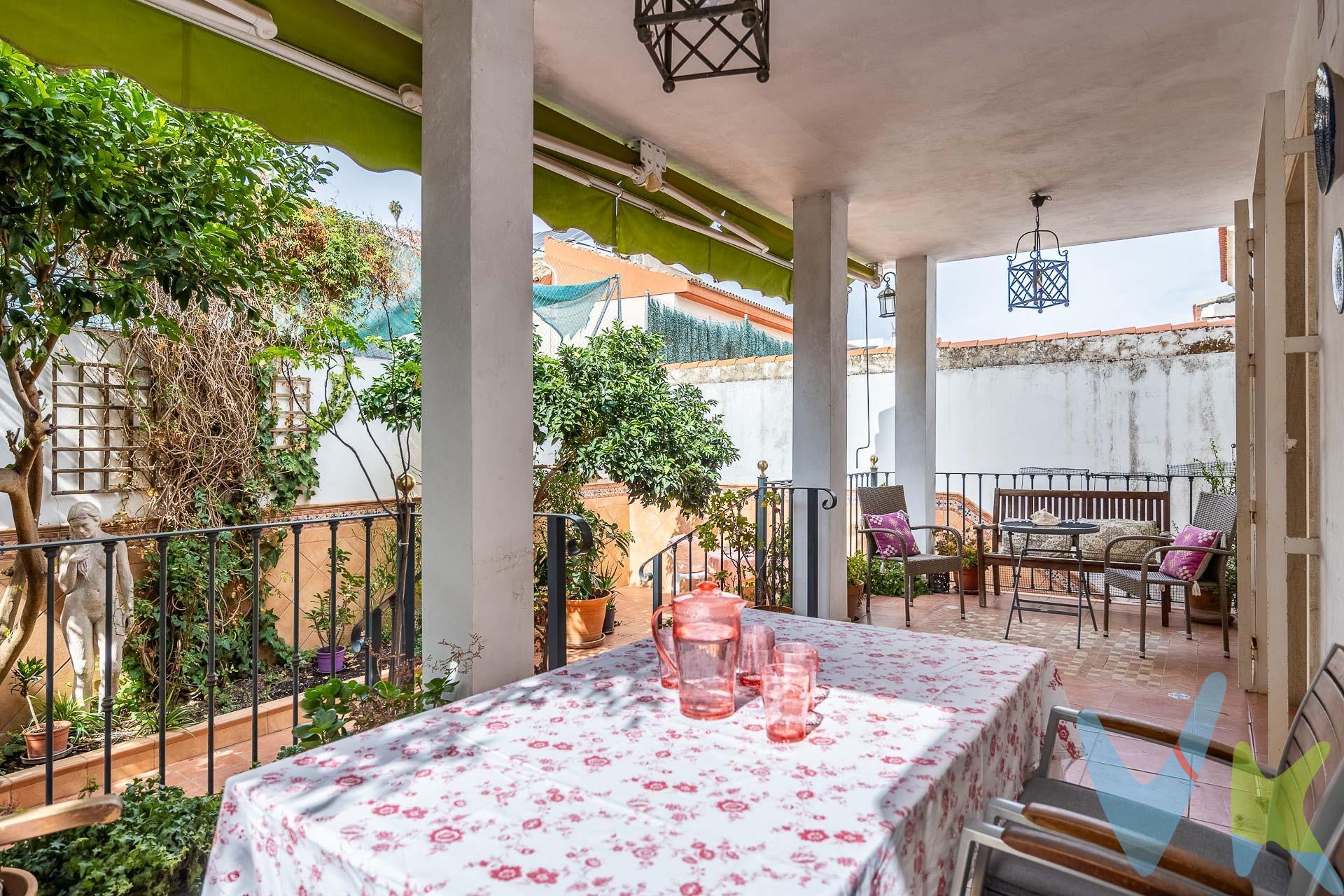 Fabulosa casa con patio ajardinado en Gelves, a diez minutos del centro de Sevilla. Fue construida por sus propietarios en 2009 con gran solidez y excelentes materiales. Su estado de conservación es impecable. Se distribuye en planta baja, planta alta y gran semisótano habitable, según el siguiente esquema:. Planta baja.- Zaguán, espacioso hall con doble altura y montera con cercha de madera, bonita cocina totalmente equipada con amplio office-comedor contiguo, que podría abrirse al espléndido salón, con salida al porche cubierto y al agradable patio ajardinado, dos amplios dormitorios, y un cuarto de baño. Planta alta.- Galería, dormitorio principal con baño en suite, fantástico vestidor y terraza, un despacho, tres dormitorios muy amplios y otro cuarto de baño. Planta semisótano.- Gran salón de reuniones, un dormitorio amplio, un cuarto de baño, una espaciosa cocina-office con escalera de salida al patio, despensa, dos trasteros grandes y sala de calderas. Excelentes calidades: Placas solares y acumulador. Climatización frío/calor sistema split. Caldera de gasóleo para calefacción por radiadores. Fosa séptica además de la red de saneamiento. Alarma. Ventanas eléctricas en la montera. Solerías de mármol de primera calidad con molduras y parket. Rejas en planta baja. Puertas de madera maciza. Ventanas de aluminio con doble cristal y persianas. Ventiladores de techo. Una casa ideal para familias numerosas y para inversores dada la alta demanda de alquiler de habitaciones para estudiantes. Su cercanía a Sevilla, su fácil acceso, su bonito entorno con parques y zonas verdes, y la amplia oferta comercial y de ocio, y su atractivo precio, la convierten en una magnífica inversión. En cumplimiento de las obligaciones de información previstas en la Ley 10/2025, de 28 de diciembre, de servicios de atención a la clientela y transparencia, así como en la normativa sectorial vigente, el precio indicado no incluye los gastos e impuestos inherentes a la adquisición, los cuales se desglosan estimados o con posibilidad de calcularlos a continuación; los gastos más ajustados serán dados en el D. I. A. en la visita a inmuebles, o antes. *Gastos de Notaría: La Minuta se calculará según al arancel notarial oficial: Anexo I, del Real Decreto 1426/1989, de 17 de noviembre. *Gastos de Registro de la Propiedad: La inscripción se facturará según el arancel oficial: ANEXO I, del Real Decreto 1427/1989, de 17 de noviembre. *Gastos de Gestión (Gestoría): Los honorarios por la tramitación administrativa, liquidación de impuestos e inscripción registral ascienden de forma estimativa a [363 € aprox. ] (IVA incluido), aunque depende de cada caso, y su dificultad. *Honorarios Agencia del Vendedor: incluidos en el PVP. *Honorarios Agencia del comprador: La agencia prestará los servicios de información, asesoramiento y acompañamiento previstos en el Encargo de Servicios y en el D. I. A. Sus honorarios serán informados previamente, de forma individualizada y por escrito, conforme a la libertad de pactos y a la normativa vigente. *Si necesita Financiación, su banco le informará. *Impuesto sobre Transmisiones Patrimoniales (ITP): Se aplicará el tipo impositivo vigente en Andalucía (generalmente el 7%, sin perjuicio de tipos reducidos del 6%. 3,5%, etc, aplicables según las circunstancias personales del comprador o las características del inmueble). El impuesto se devenga sobre el superior entre: 1. - Valor de Referencia de Catastro; y 2. - Precio de venta. Puede calcular su situación personal en el portal oficial de la A. T. de Andalucía.