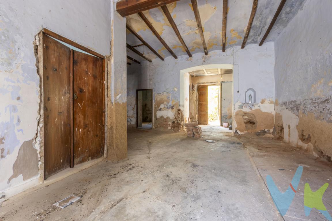 ? Crea tu hogar desde cero con un gran patio en Quart de les Valls¿Y si en lugar de adaptarte a una casa pudieras diseñarla exactamente como quieres?Te presentamos esta vivienda de pueblo con 170 m² construidos y un espectacular patio de 75 m², una oportunidad perfecta para crear un hogar único desde cero o desarrollar un proyecto de inversión con alta rentabilidad.? Un lienzo en blanco con mucho potencialEsta propiedad es ideal para quienes buscan:Diseñar su casa a medidaApostar por un proyecto personal con carácterInvertir en una vivienda con gran margen de revalorizaciónAquí no pagas por una reforma hecha ? Pagas por el espacio, la ubicación y las posibilidades? Estructura y estado actualTejado a dos aguas completamente renovadoForjado superior nuevoForjado intermedio con solera renovada y vigas de madera originales en buen estadoConstrucción trasera en mal estado (ideal para demolición y rediseño del espacio)? Esto te permite empezar tu proyecto con una base ya ejecutada y total libertad en el resto.? Distribución actualPlanta baja (90 m²):2 estanciasZona diáfana con múltiples opciones de distribuciónBaño exterior (posibilidad de integrarlo)Planta superior (80 m²):Espacio completamente abiertoPerfecto para proyectar zona de descanso, despacho o varias habitaciones? Patio de 75 m²: el verdadero protagonistaUn espacio difícil de encontrar en este tipo de viviendas:Ideal para jardín, piscina o zona chill outPosibilidad de porche o ampliaciónCon zona trasera para rediseñar completamente? Aquí es donde esta propiedad marca la diferencia.? Una oportunidad para crear valorPrecio: 129.500 Perfecta para:Quien quiere una casa personalizada sin pagar sobreprecioInversores que buscan margen tras reformaReformistas que saben ver el potencial? Ven a verla y visualiza el proyectoLas fotos no hacen justicia a todo lo que puede llegar a ser. Contacta para visitarla y descubrir cómo podría convertirse en tu próximo hogar o inversión.   